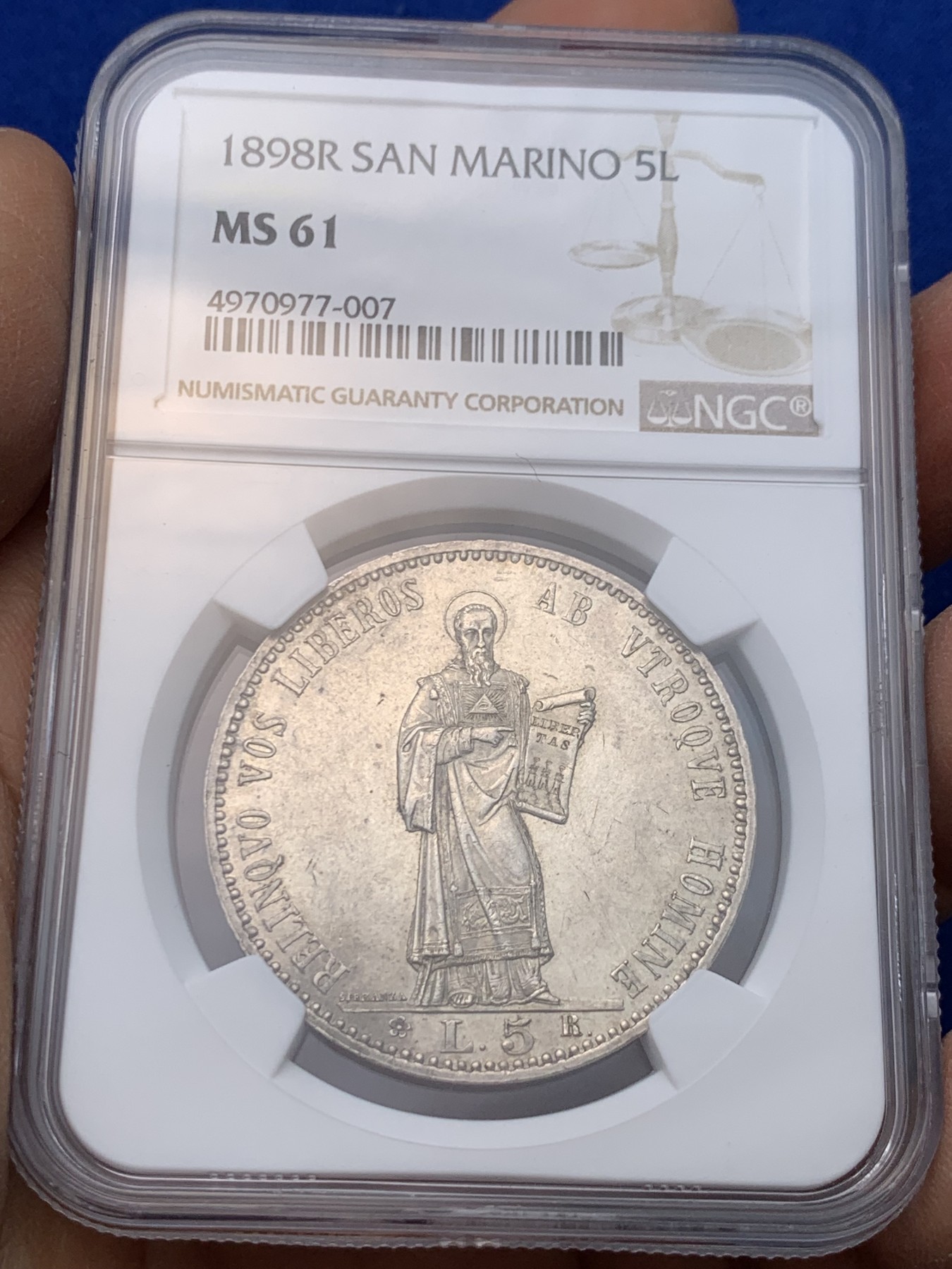 《竞宝斋》圣诞专辑  第一场  第227场 定制纪念章相赠 (全场顺丰包邮) NGC-MS61，1898年老版本圣马力诺5里拉神父。此币发行量18000，打的非常好，PL感十足，值得收藏把玩