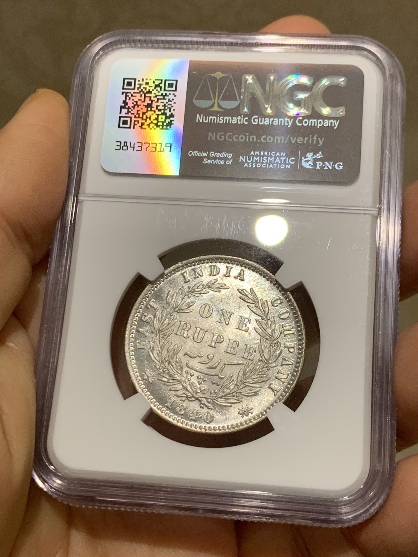 《竞宝斋》圣诞专辑  第一场  第227场 定制纪念章相赠 (全场顺丰包邮) NGC-MS64 东印度公司1840年维多利亚女王1卢比银币 这个品种的64分非常非常困难，即使批量送评也难见一二，对于喜欢小维头像的玩家来说不可错过。sbp成交价在700-1000刀