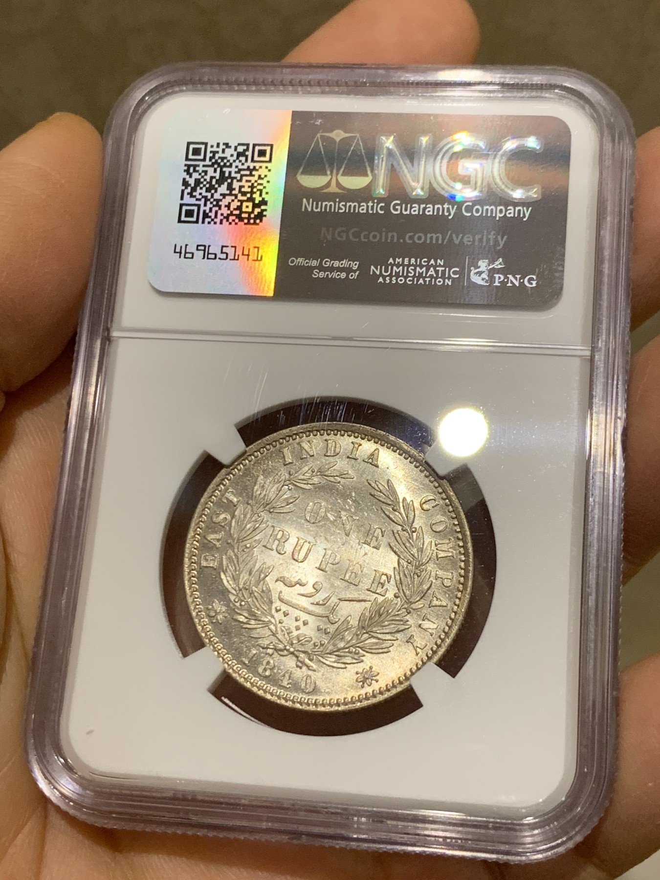 《竞宝斋》圣诞专辑  第一场  第227场 定制纪念章相赠 (全场顺丰包邮) NGC-MS63 东印度公司1840年维多利亚女王1卢比银币 正面略带黄油包浆，比白币要舒服的多，背面光韵更是流畅喜人。