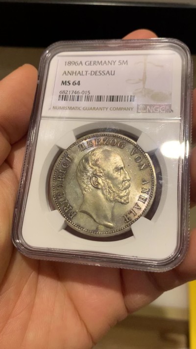 《竞宝斋》圣诞专辑  第一场  第227场 定制纪念章相赠 (全场顺丰包邮) NGC MS64 德国 1896 安哈特  腓特烈一世 统治25周年 纪念 5马克大银币 少见品种 淡彩包浆 底板极美