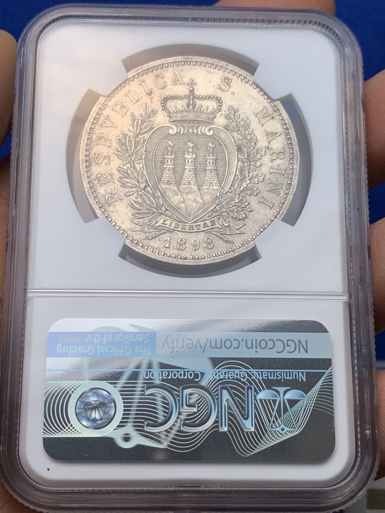 《竞宝斋》圣诞专辑  第一场  第227场 定制纪念章相赠 (全场顺丰包邮) NGC-MS61，1898年老版本圣马力诺5里拉神父。此币发行量18000，打的非常好，PL感十足，值得收藏把玩