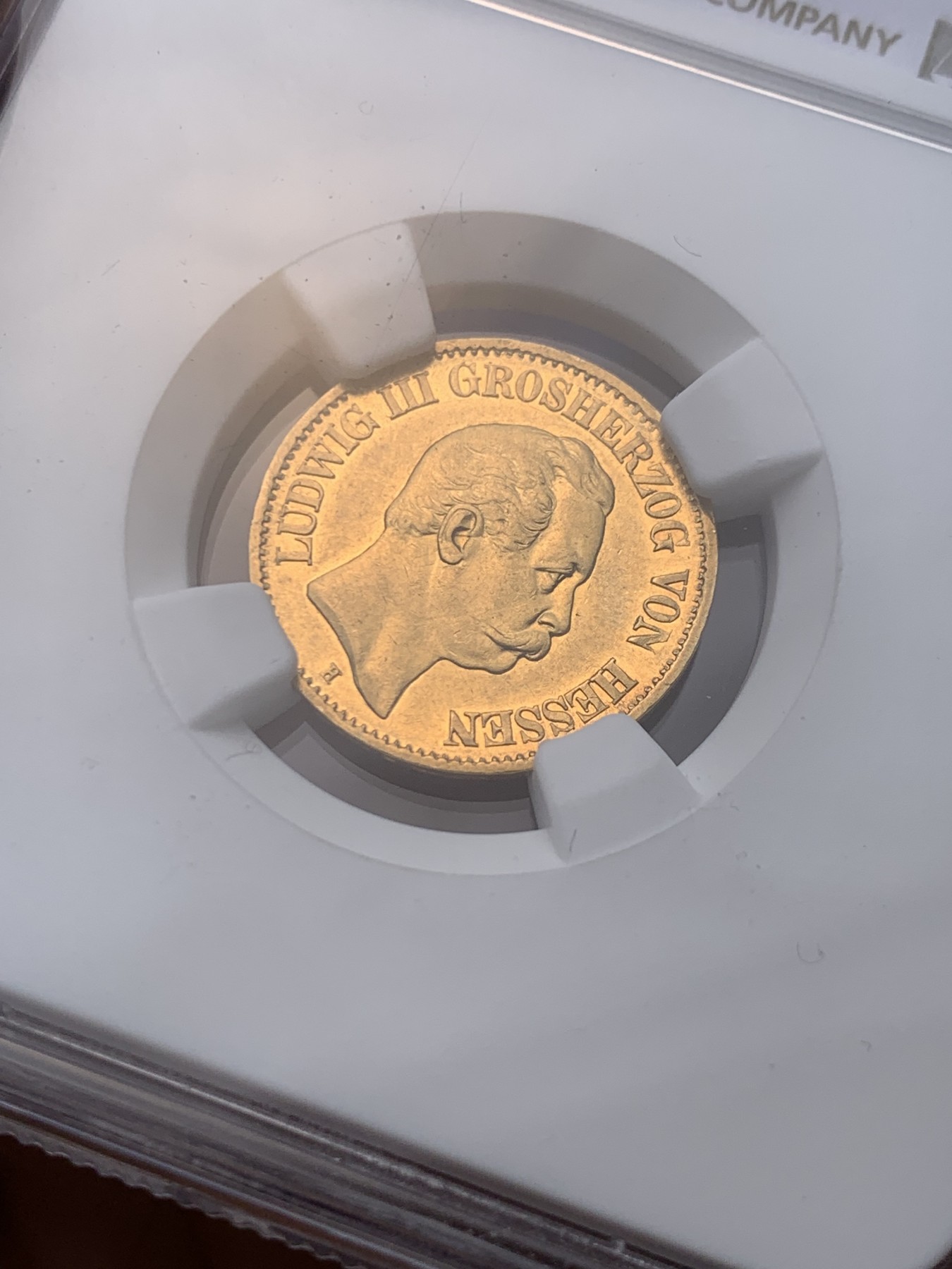 《竞宝斋》圣诞专辑  第一场  第227场 定制纪念章相赠 (全场顺丰包邮) NGC-AU55 德国黑森-达姆施塔特公国  1877年10金马克短翅鹰金币 3年版中难度最大的年份，好品极少