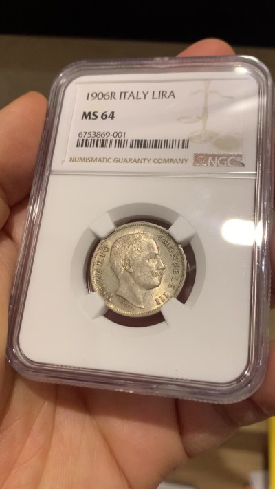 《竞宝斋》圣诞专辑  第一场  第227场 定制纪念章相赠 (全场顺丰包邮) NGC-MS64 意大利 1906年 鹰徽1里拉银币 灰黑色淡包浆 转光感与底板完美，难得好状态