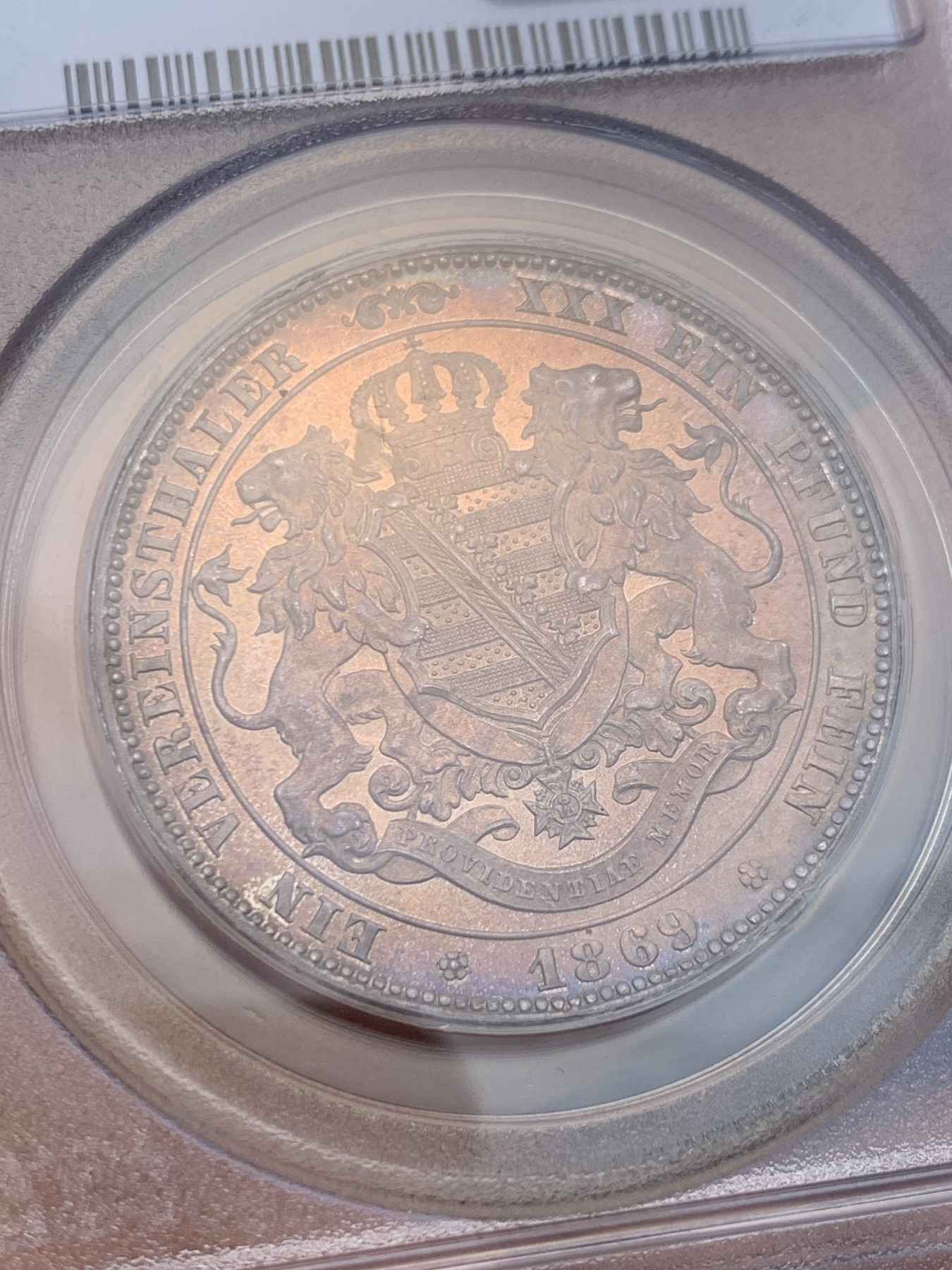 《竞宝斋》圣诞专辑  第一场  第227场 定制纪念章相赠 (全场顺丰包邮) 唯一冠军分 PCGS PR66 德国 1869 萨克森 双狮泰勒 紫罗兰包浆 底板如镜，P早期盒装 可遇不可求的状态