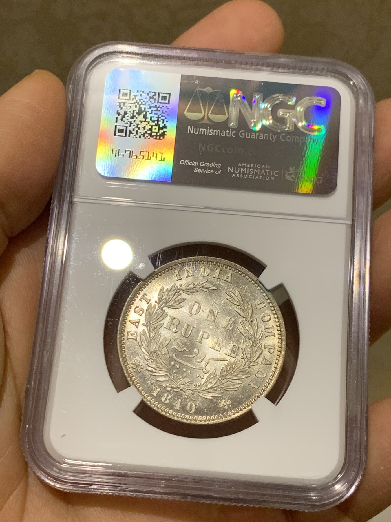 《竞宝斋》圣诞专辑  第一场  第227场 定制纪念章相赠 (全场顺丰包邮) NGC-MS63 东印度公司1840年维多利亚女王1卢比银币 正面略带黄油包浆，比白币要舒服的多，背面光韵更是流畅喜人。