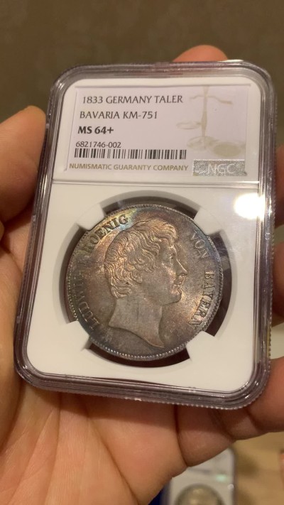 《竞宝斋》圣诞专辑  第一场  第227场 定制纪念章相赠 (全场顺丰包邮) 唯一亚军分 NGC MS64+ 德国 1833 巴伐利亚 路德维希一世 皇冠泰勒大银币 炫五彩包浆 PL底板 少见人像版本