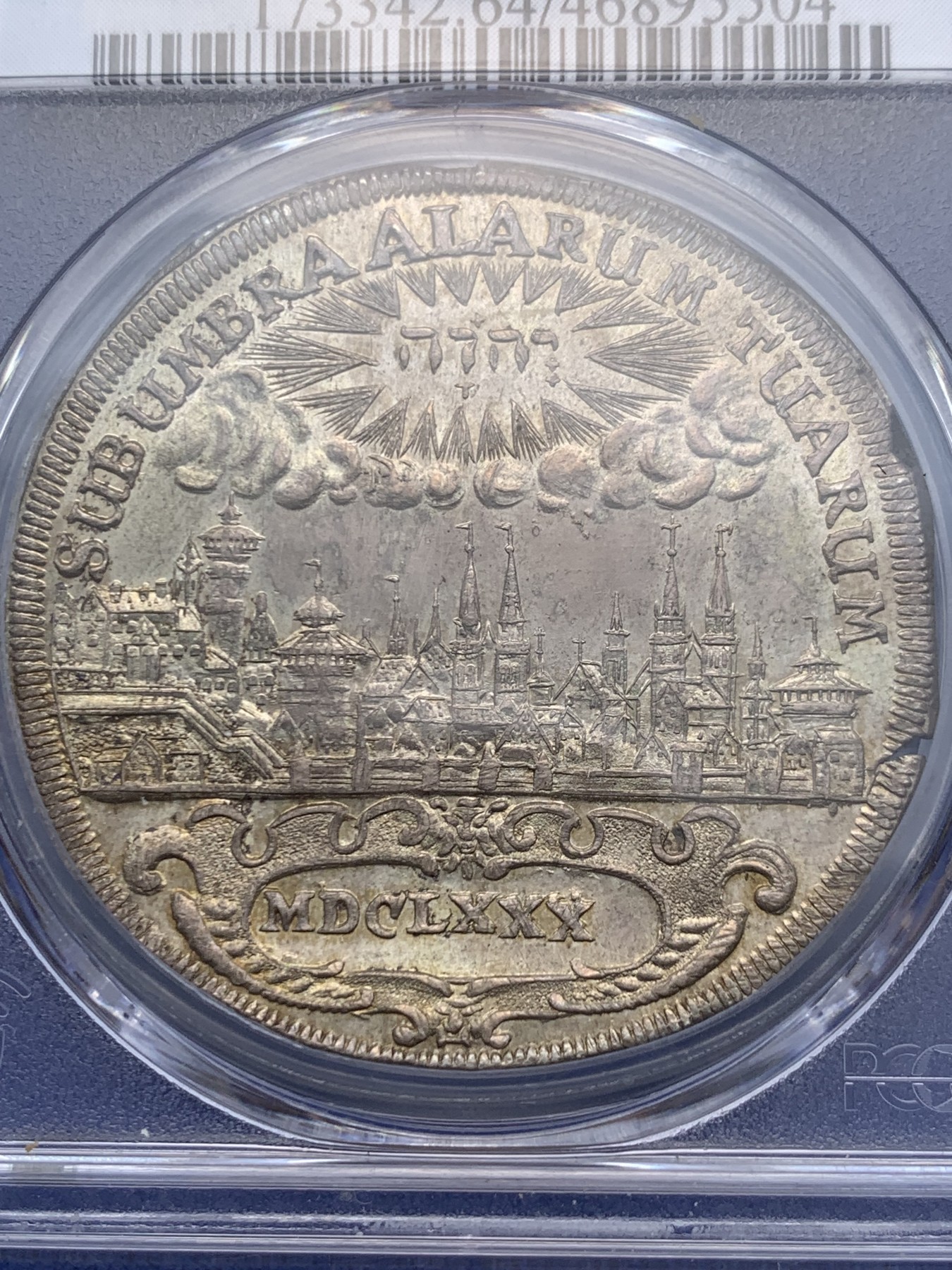 《竞宝斋》圣诞专辑  第一场  第227场 定制纪念章相赠 (全场顺丰包邮) 唯一冠军分 PCGS MS64 德国 1680年 纽伦堡 景观泰勒大银币  淡彩包浆 双面全深打 城市上空 希伯来文上帝之名 之前我拍过同系列一枚62分的3.3万成交 难得不可错过