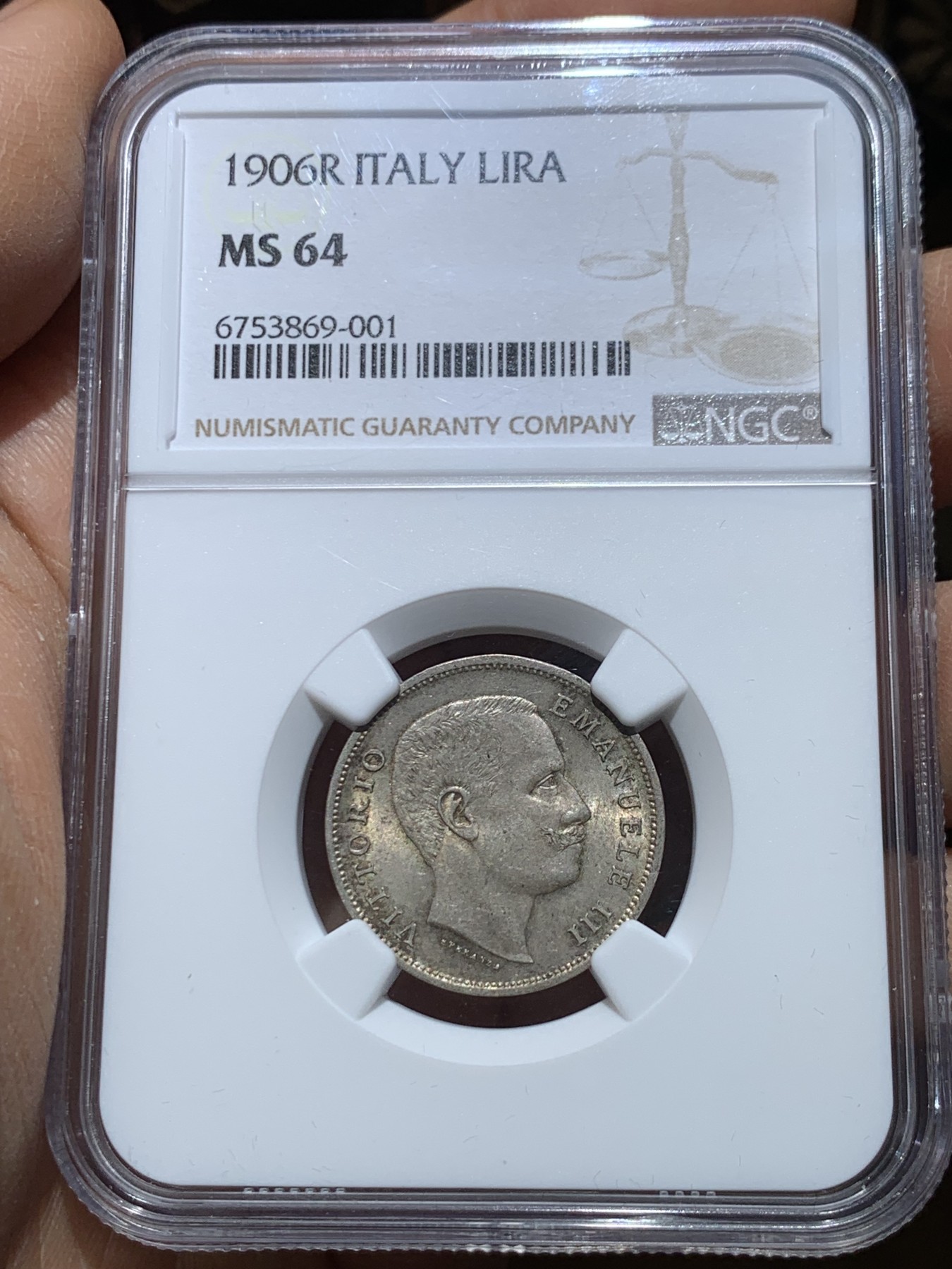 《竞宝斋》圣诞专辑  第一场  第227场 定制纪念章相赠 (全场顺丰包邮) NGC-MS64 意大利 1906年 鹰徽1里拉银币 灰黑色淡包浆 转光感与底板完美，难得好状态