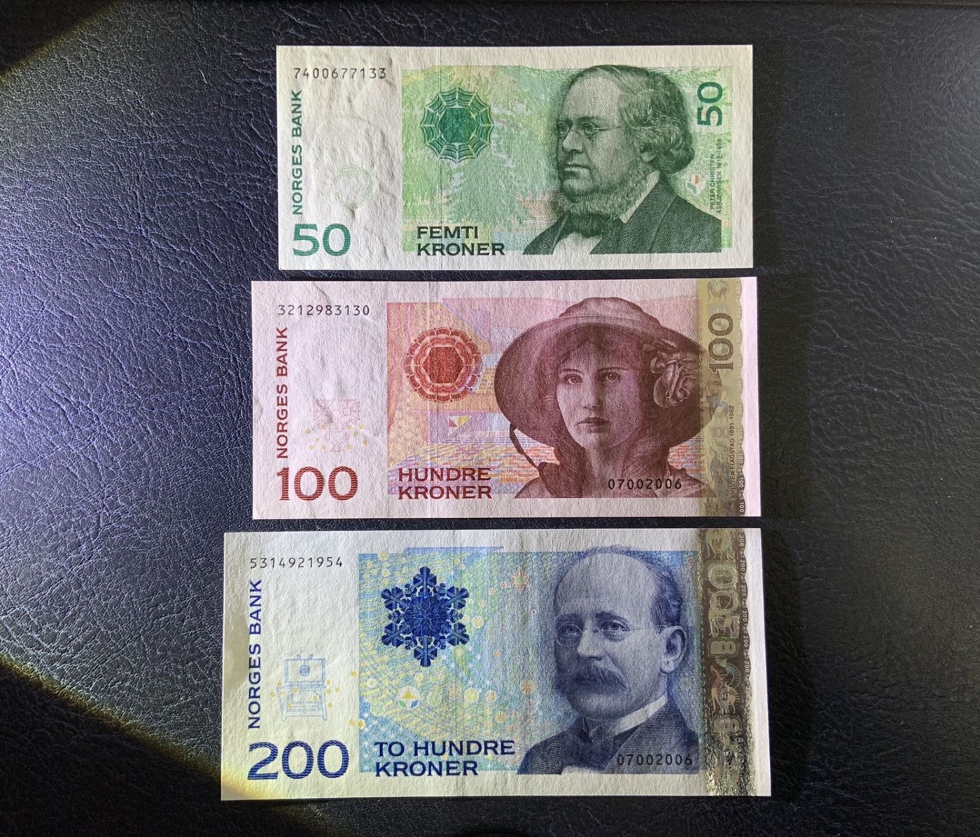 收藏联盟Quantum Auction 第313期拍卖  挪威1996年50克朗和2013年100和200克朗 品相UNC 100和200有轻微滚轮印