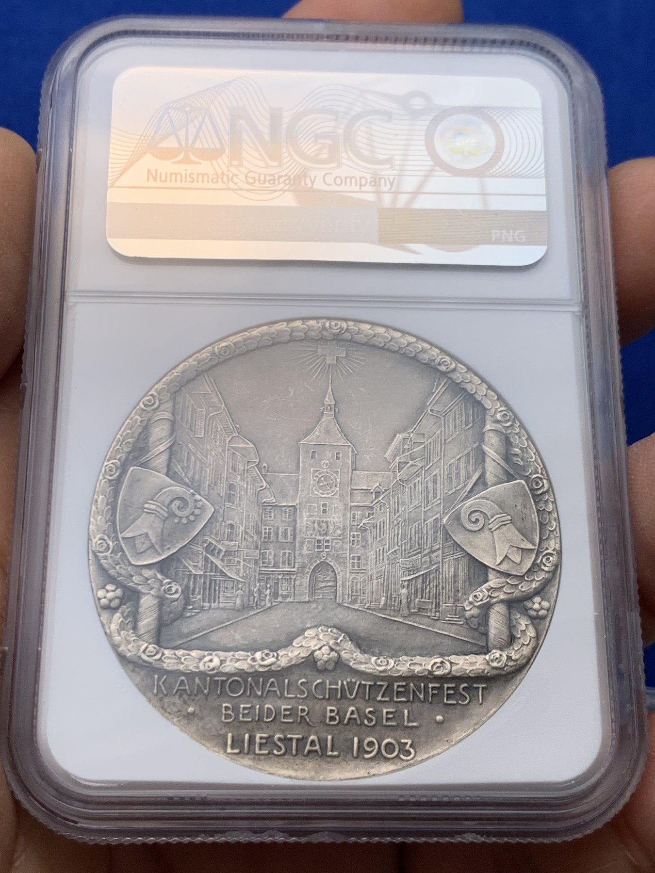 《竞宝斋》圣诞专辑  第一场  第227场 定制纪念章相赠 (全场顺丰包邮) NGC MS64 1903年瑞士巴塞尔射击节大银章，少见品种，人物场景均接近完美，高分品质，值得拥有