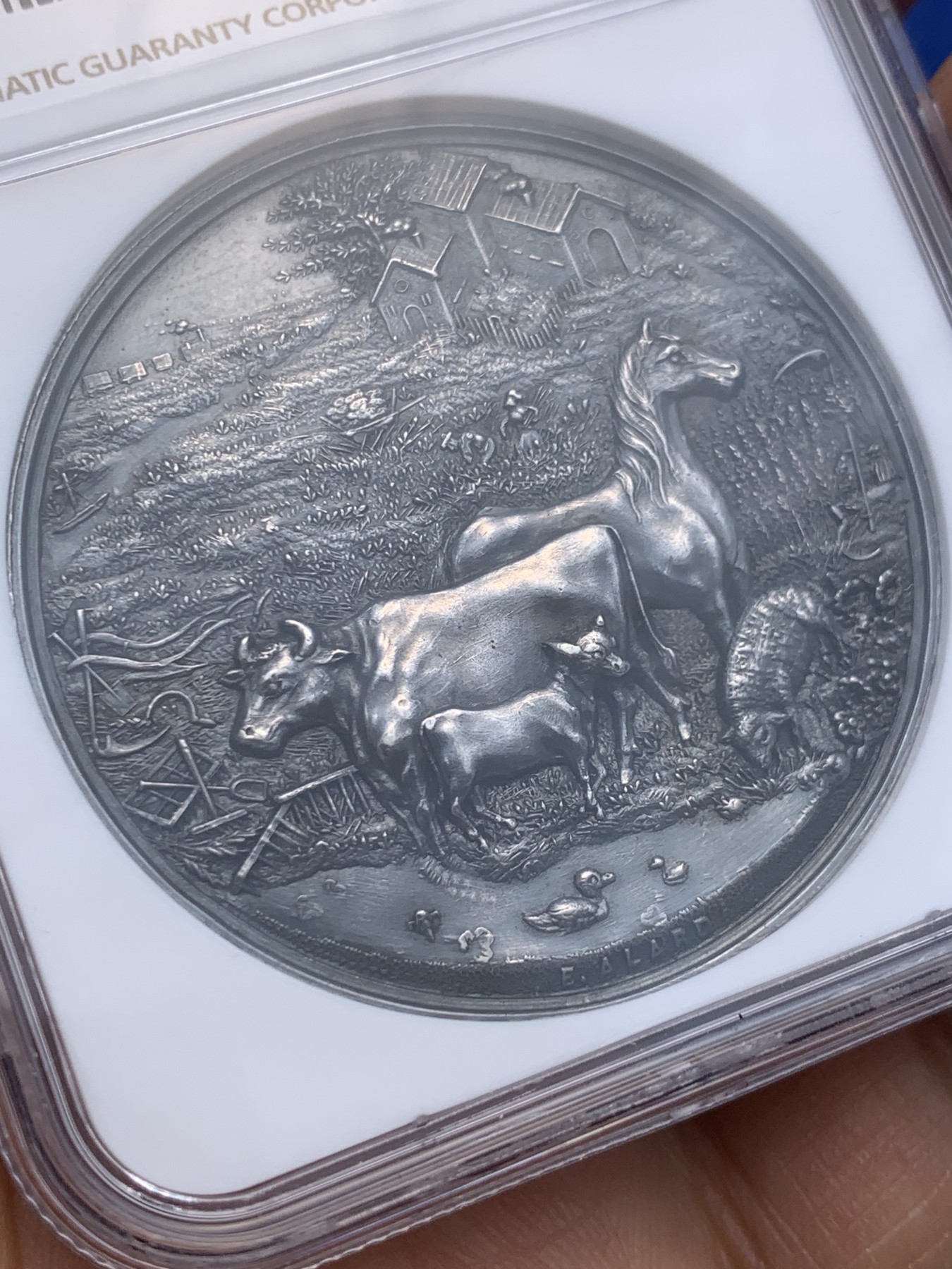 《竞宝斋》圣诞专辑  第一场  第227场 定制纪念章相赠 (全场顺丰包邮) NGC-MS60 荷兰 1885年 畜牧业46mm大银章 镜面底板 高浮雕 动物肌肉感饱满 地上草根根可见 非常精美