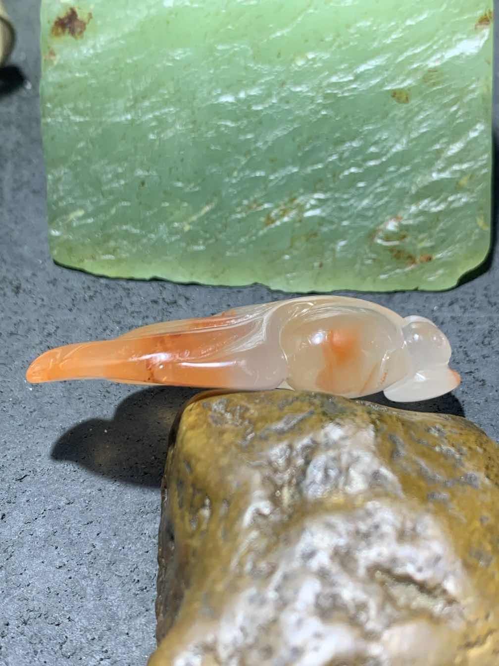 精美南红玛瑙荔枝冻飘火焰纹雕刻金鱼吊坠一个