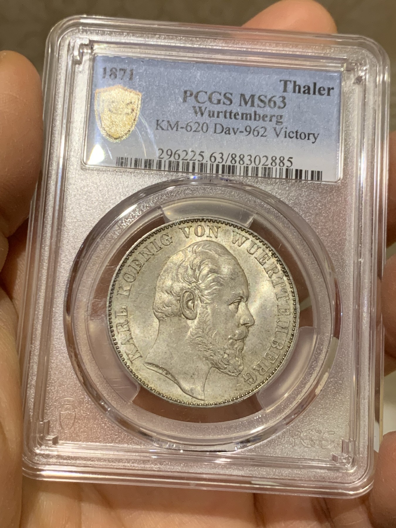 《竞宝斋》圣诞专辑  第一场  第227场 定制纪念章相赠 (全场顺丰包邮) PCGS-MS63 符腾堡1871年胜利泰勒，底板干净，淡彩包浆银光明显，胜利小天使站在枪炮之上，天使脸部细节清晰，设计简约而精美，德系精工的代表泰勒。