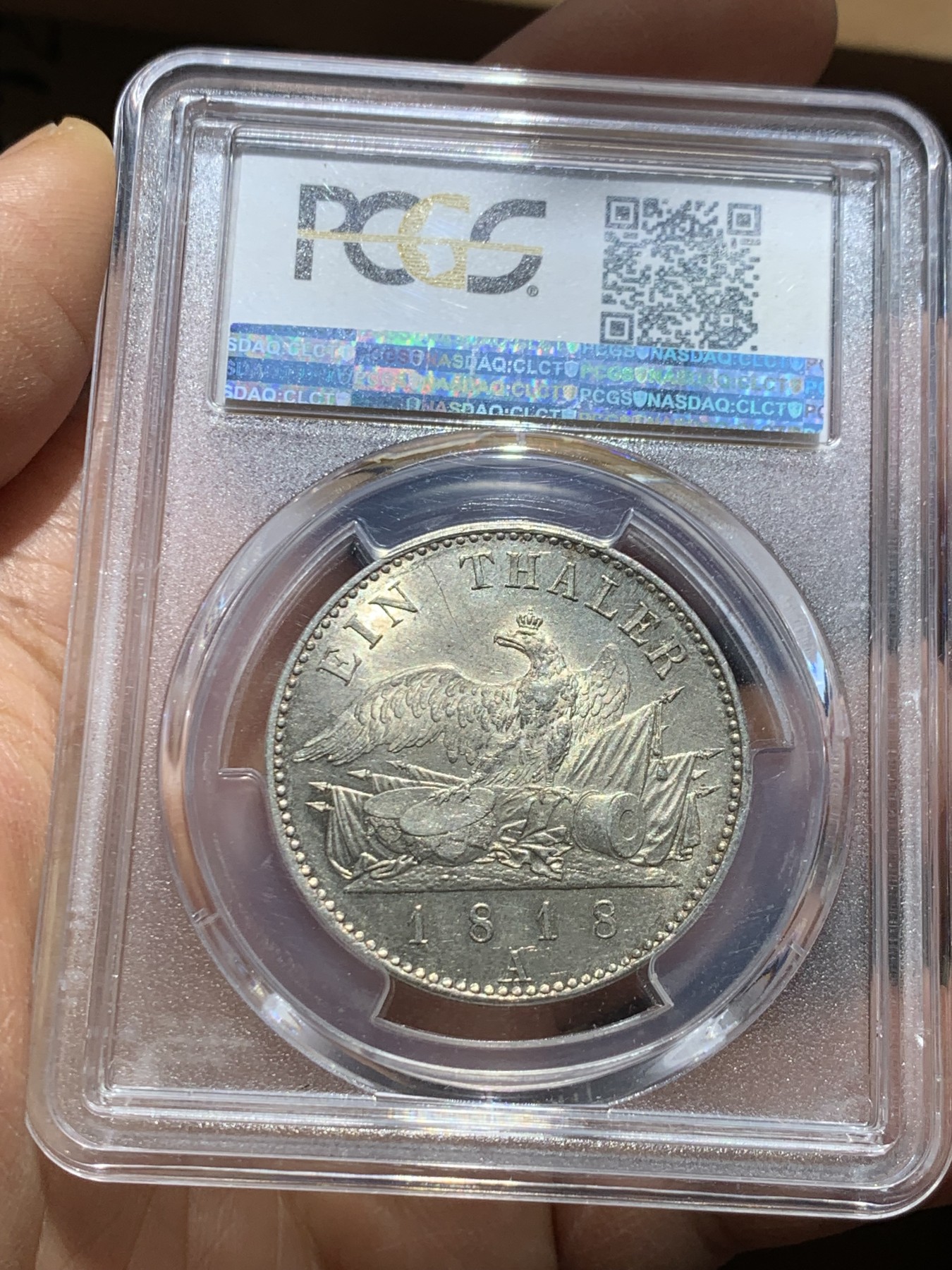 《竞宝斋》圣诞专辑  第一场  第227场 定制纪念章相赠 (全场顺丰包邮) PCGS-MS62 德国普鲁士 1818年A厂腓特烈威廉三世鹰炮泰勒银币 正反面细节均非常好，光度好，令人舒服的淡金色包浆，感觉低评
