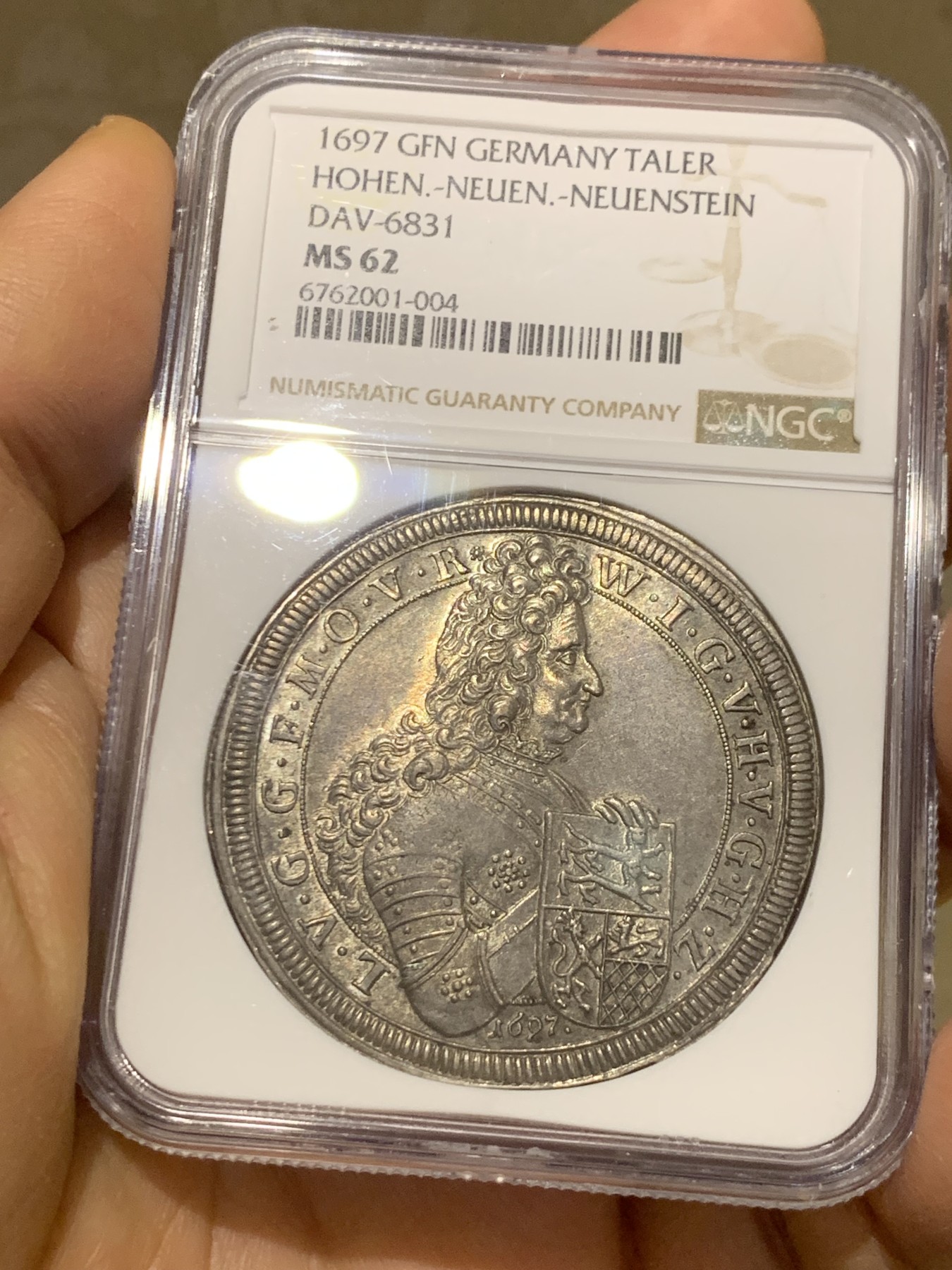 《竞宝斋》圣诞专辑  第一场  第227场 定制纪念章相赠 (全场顺丰包邮) NGC MS62 德国 霍恩洛厄 1697年 沃尔夫冈·朱利叶斯 骑士泰勒大银币 灰色带彩包浆 历经岁月状态却近乎完美 感觉低评了 昆克拍过一枚unc裸币 含佣金4000欧元成交