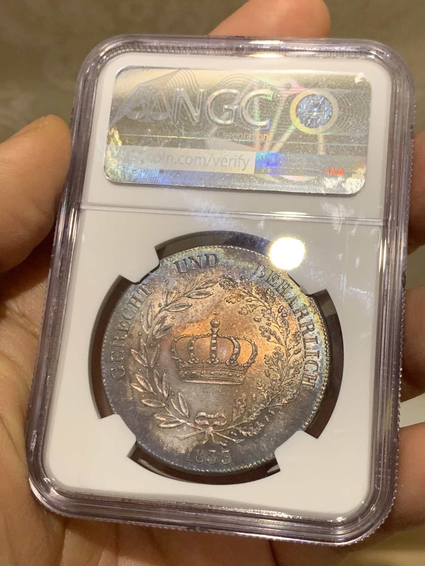 《竞宝斋》圣诞专辑  第一场  第227场 定制纪念章相赠 (全场顺丰包邮) 唯一亚军分 NGC MS64+ 德国 1833 巴伐利亚 路德维希一世 皇冠泰勒大银币 炫五彩包浆 PL底板 少见人像版本