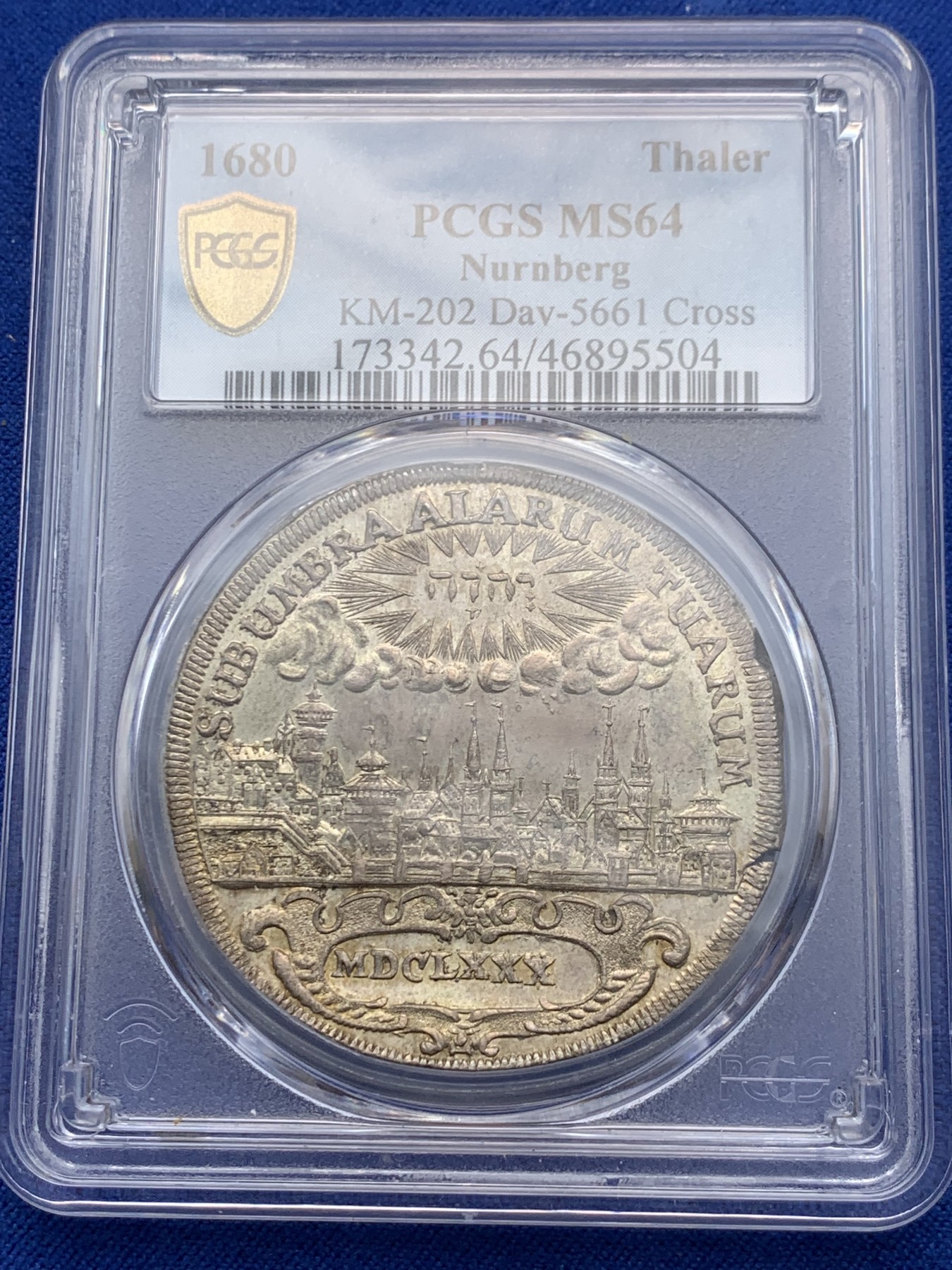 《竞宝斋》圣诞专辑  第一场  第227场 定制纪念章相赠 (全场顺丰包邮) 唯一冠军分 PCGS MS64 德国 1680年 纽伦堡 景观泰勒大银币  淡彩包浆 双面全深打 城市上空 希伯来文上帝之名 之前我拍过同系列一枚62分的3.3万成交 难得不可错过