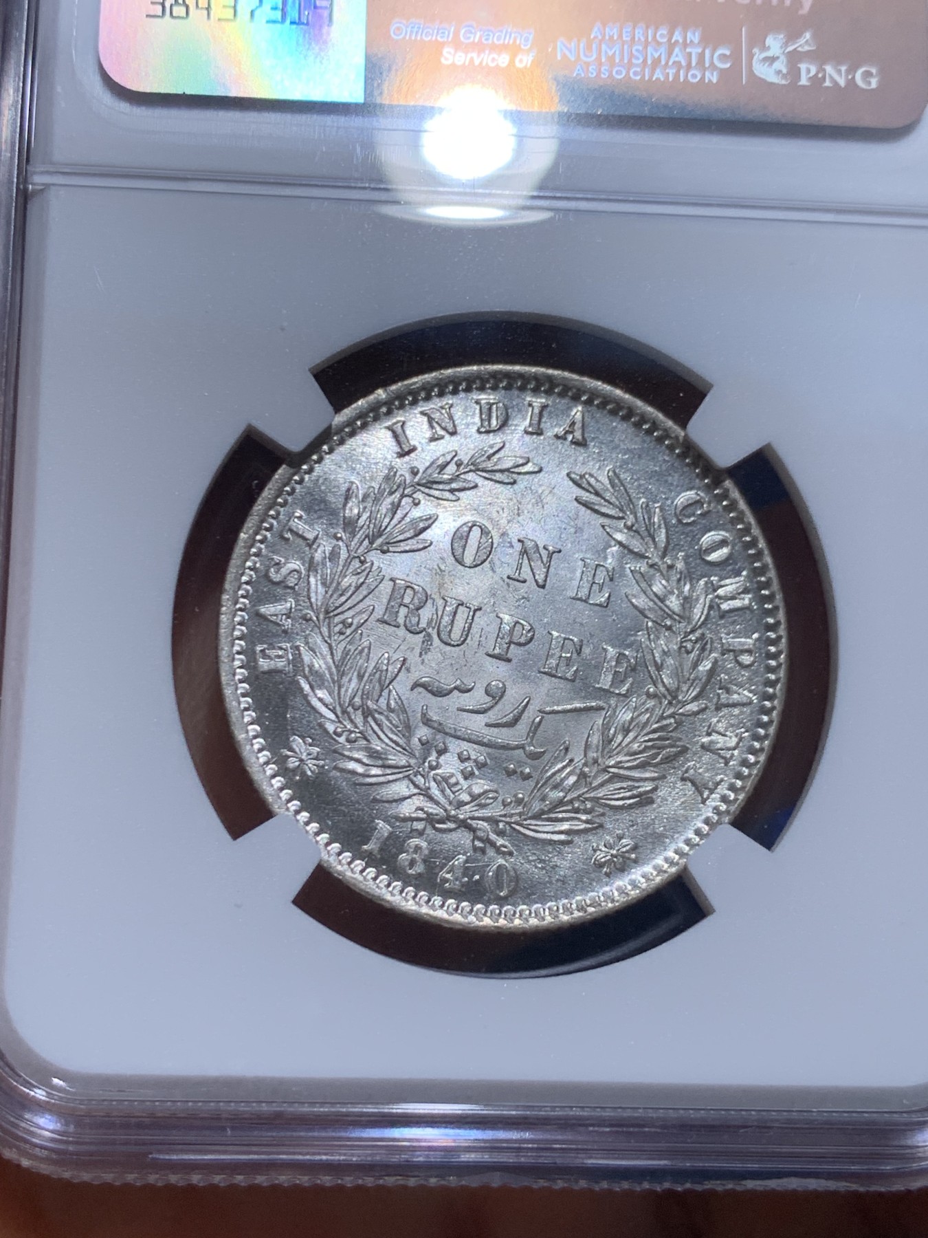 《竞宝斋》圣诞专辑  第一场  第227场 定制纪念章相赠 (全场顺丰包邮) NGC-MS64 东印度公司1840年维多利亚女王1卢比银币 这个品种的64分非常非常困难，即使批量送评也难见一二，对于喜欢小维头像的玩家来说不可错过。sbp成交价在700-1000刀