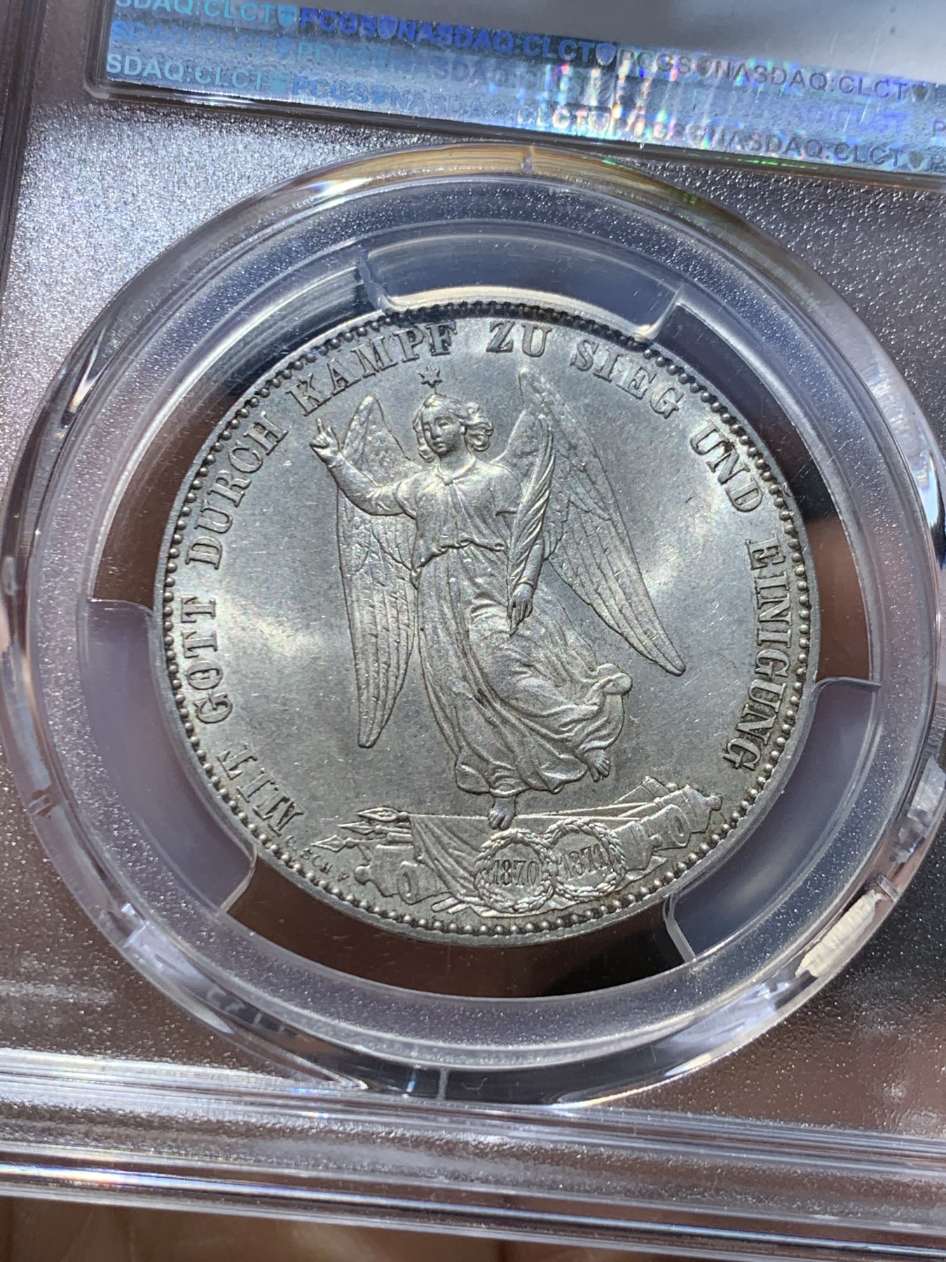 《竞宝斋》圣诞专辑  第一场  第227场 定制纪念章相赠 (全场顺丰包邮) PCGS-MS63 符腾堡1871年胜利泰勒，底板干净，淡彩包浆银光明显，胜利小天使站在枪炮之上，天使脸部细节清晰，设计简约而精美，德系精工的代表泰勒。