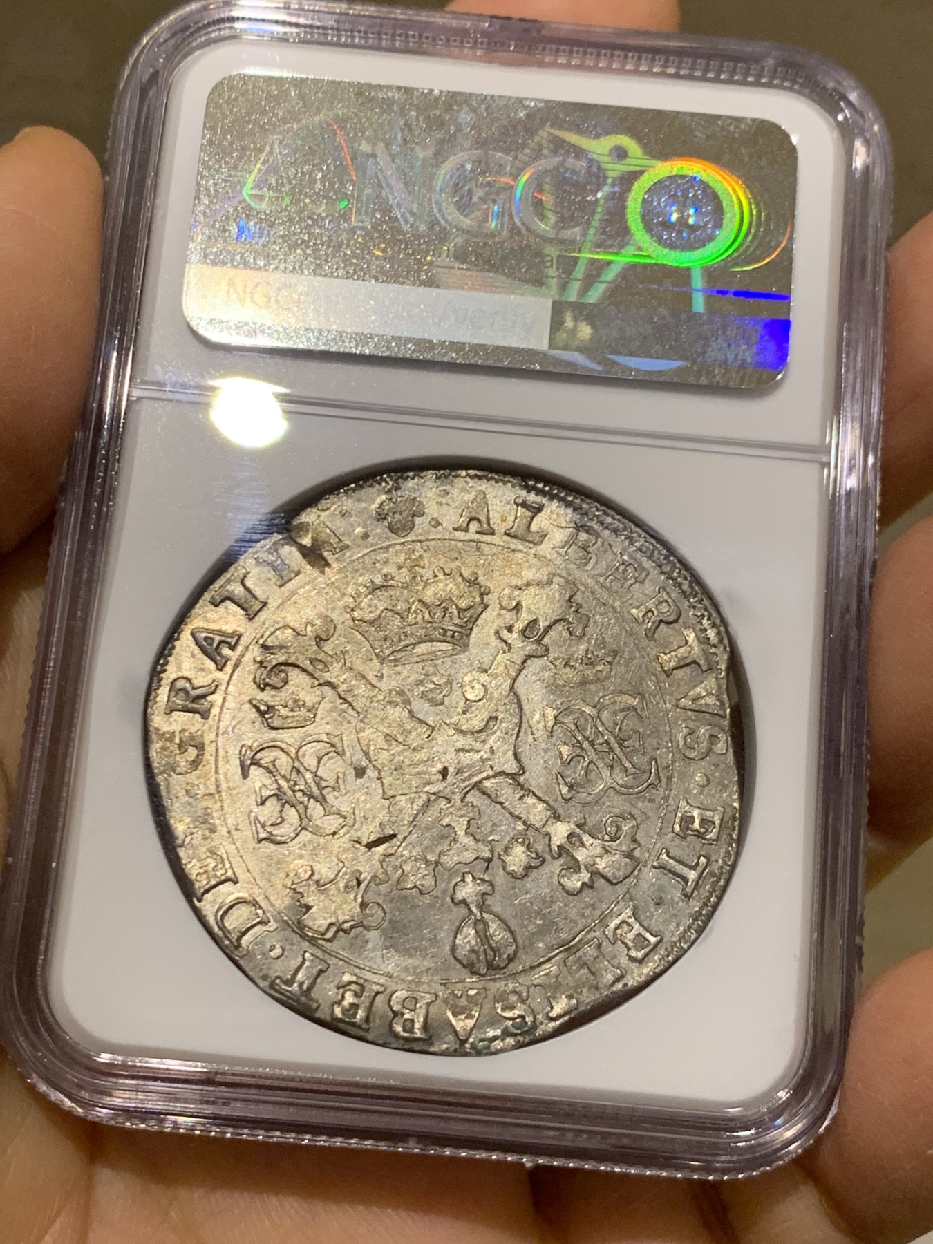 《竞宝斋》圣诞专辑  第一场  第227场 定制纪念章相赠 (全场顺丰包邮) NGC-MS63 1625年西属尼德兰1巴塔贡大银币 地球之王费利佩四世时期铸造，工艺问题导致币胚缺陷，此币镜面底板，压力也不错，是唯一评级记录