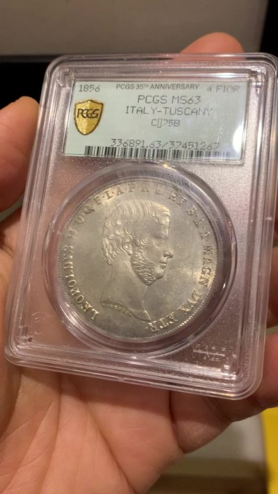 《竞宝斋》圣诞专辑  第一场  第227场 定制纪念章相赠 (全场顺丰包邮) PCGS MS63 1856年托斯卡纳大公国4Fior大银币，意大利系列的经典，瑰宝之作，35周年纪念盒，绝对严评。高点均在，币面丝滑，如凝脂般的雪肌令人陶醉，欲罢不能。早期严评。