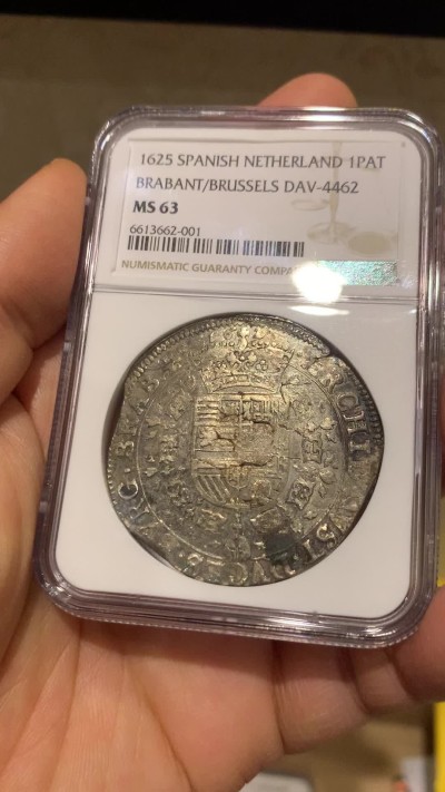 《竞宝斋》圣诞专辑  第一场  第227场 定制纪念章相赠 (全场顺丰包邮) NGC-MS63 1625年西属尼德兰1巴塔贡大银币 地球之王费利佩四世时期铸造，工艺问题导致币胚缺陷，此币镜面底板，压力也不错，是唯一评级记录