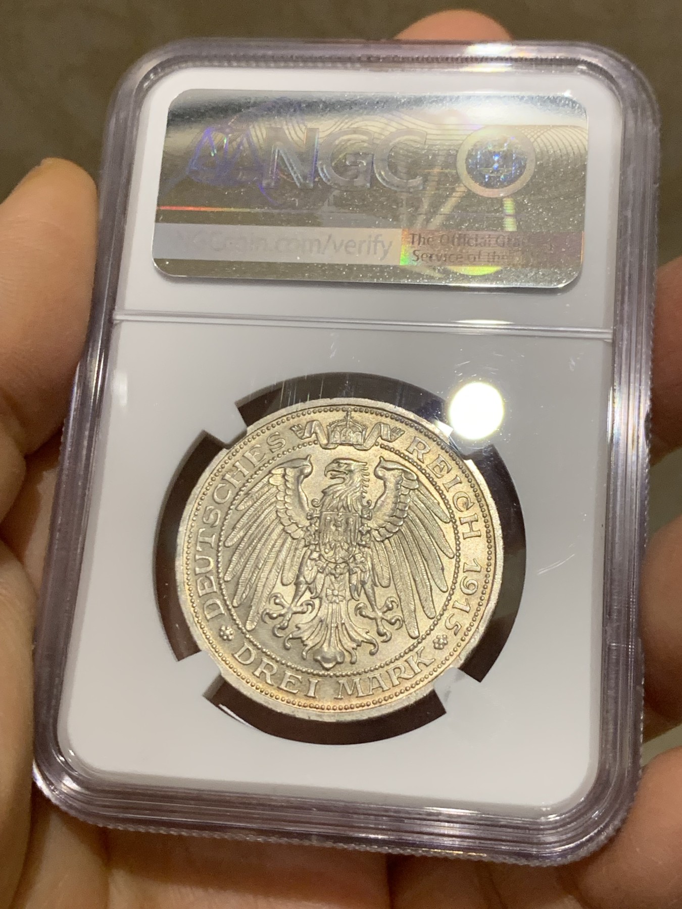 《竞宝斋》圣诞专辑  第一场  第227场 定制纪念章相赠 (全场顺丰包邮) NGC-MS65 德国 1915年 曼斯菲尔德马剑屠龙3马克银币。淡金色包浆，底板无肉眼可见伤痕，上海N严评。