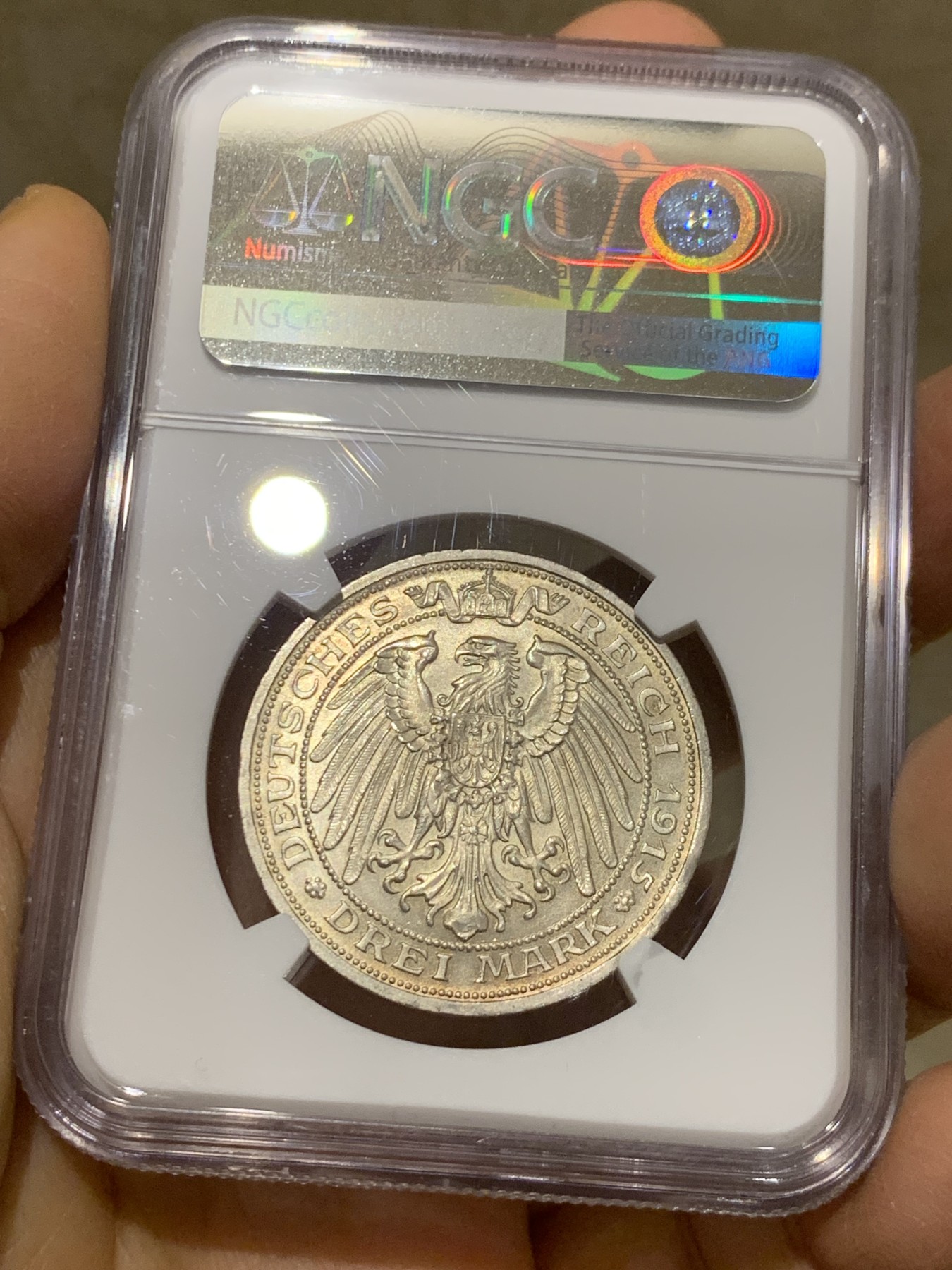 《竞宝斋》圣诞专辑  第一场  第227场 定制纪念章相赠 (全场顺丰包邮) NGC-MS65 德国 1915年 曼斯菲尔德马剑屠龙3马克银币。淡金色包浆，底板无肉眼可见伤痕，上海N严评。