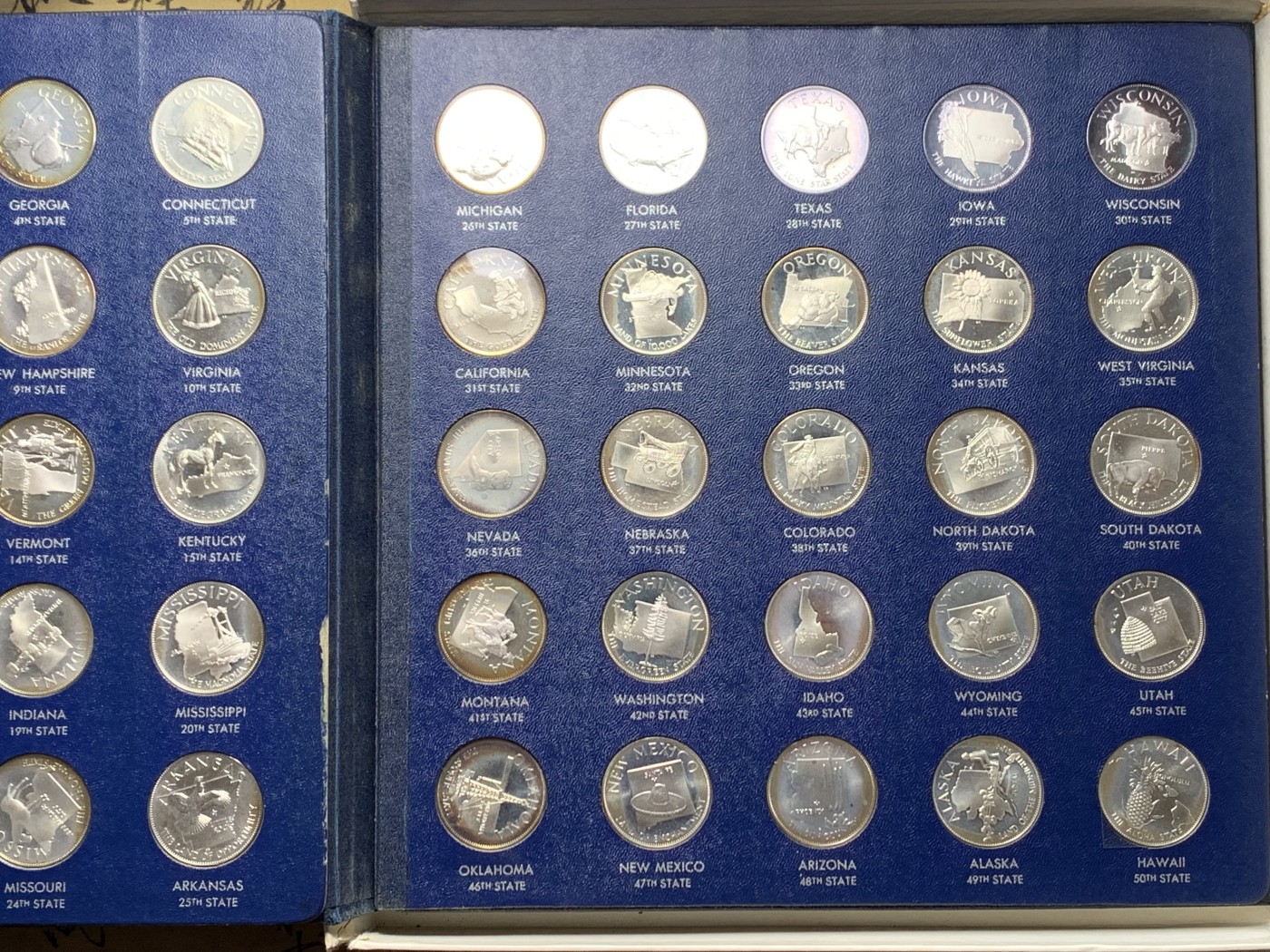 《竞宝斋》圣诞专辑  第一场  第227场 定制纪念章相赠 (全场顺丰包邮) 美国1969年50州精制纯银银章 每枚重14.5克左右 共725克左右 加厚说明书