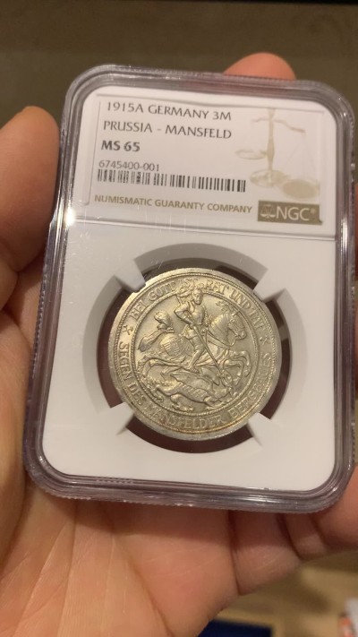 《竞宝斋》圣诞专辑  第一场  第227场 定制纪念章相赠 (全场顺丰包邮) NGC-MS65 德国 1915年 曼斯菲尔德马剑屠龙3马克银币。淡金色包浆，底板无肉眼可见伤痕，上海N严评。
