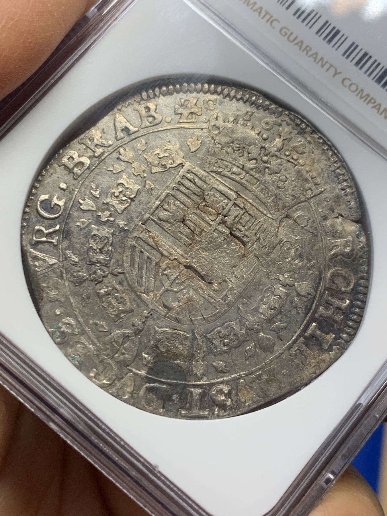 《竞宝斋》圣诞专辑  第一场  第227场 定制纪念章相赠 (全场顺丰包邮) NGC-MS63 1625年西属尼德兰1巴塔贡大银币 地球之王费利佩四世时期铸造，工艺问题导致币胚缺陷，此币镜面底板，压力也不错，是唯一评级记录