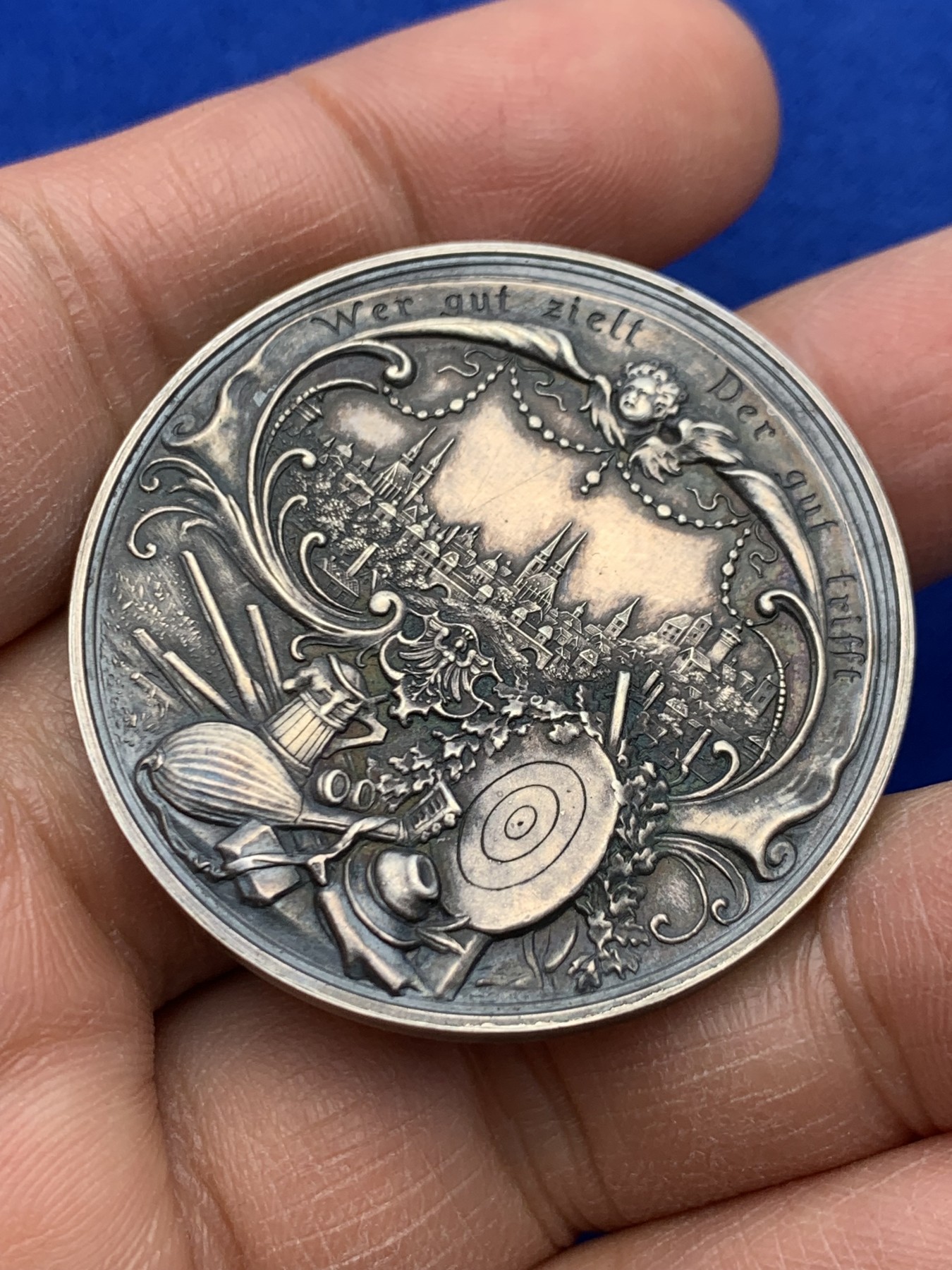 《竞宝斋》圣诞专辑  第一场  第227场 定制纪念章相赠 (全场顺丰包邮) 1897年德国纽伦堡射击节银章，40.3mm 29.2g 状态味道俱佳，MS级，附带原盒，藏家压箱出品