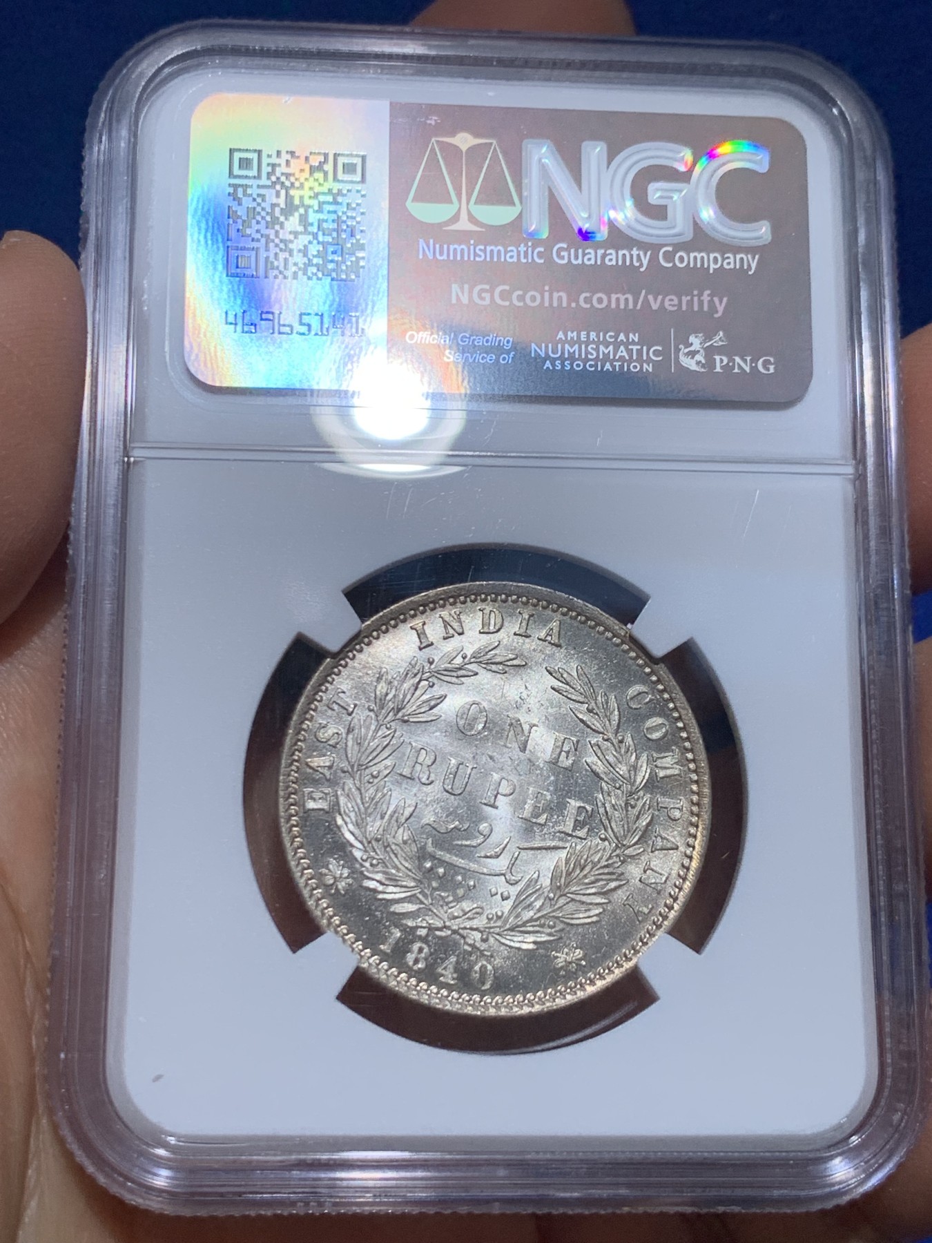 《竞宝斋》圣诞专辑  第一场  第227场 定制纪念章相赠 (全场顺丰包邮) NGC-MS63 东印度公司1840年维多利亚女王1卢比银币 正面略带黄油包浆，比白币要舒服的多，背面光韵更是流畅喜人。