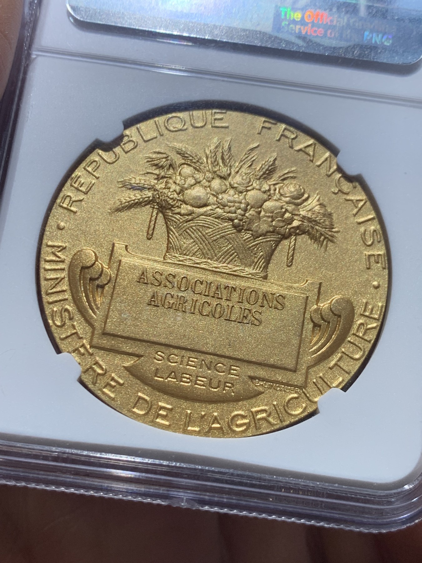 《竞宝斋》圣诞专辑  第一场  第227场 定制纪念章相赠 (全场顺丰包邮) NGC-MS67，顶级分数的法国农业镀金银章。这个品种是颁发给农业竞赛评委的，标注边铭丰饶角是100多年前的作品。LARANGE大师之作，67分的顶级分数在同期的币章里是王者的存在，常有多一分而价格倍增的说法。银章价格金章的状态。顶级藏家巅峰之选。