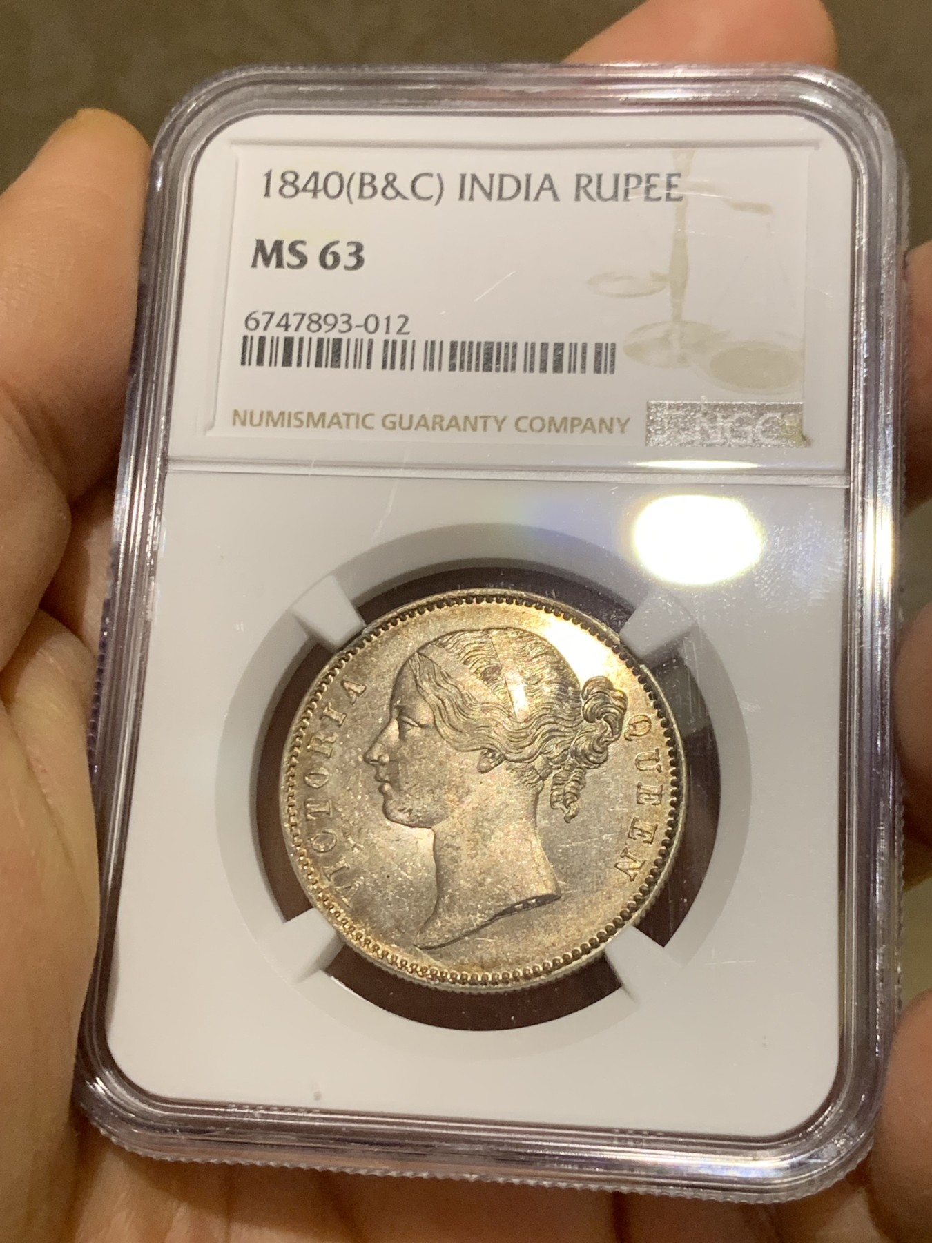 《竞宝斋》圣诞专辑  第一场  第227场 定制纪念章相赠 (全场顺丰包邮) NGC-MS63 东印度公司1840年维多利亚女王1卢比银币 正面略带黄油包浆，比白币要舒服的多，背面光韵更是流畅喜人。