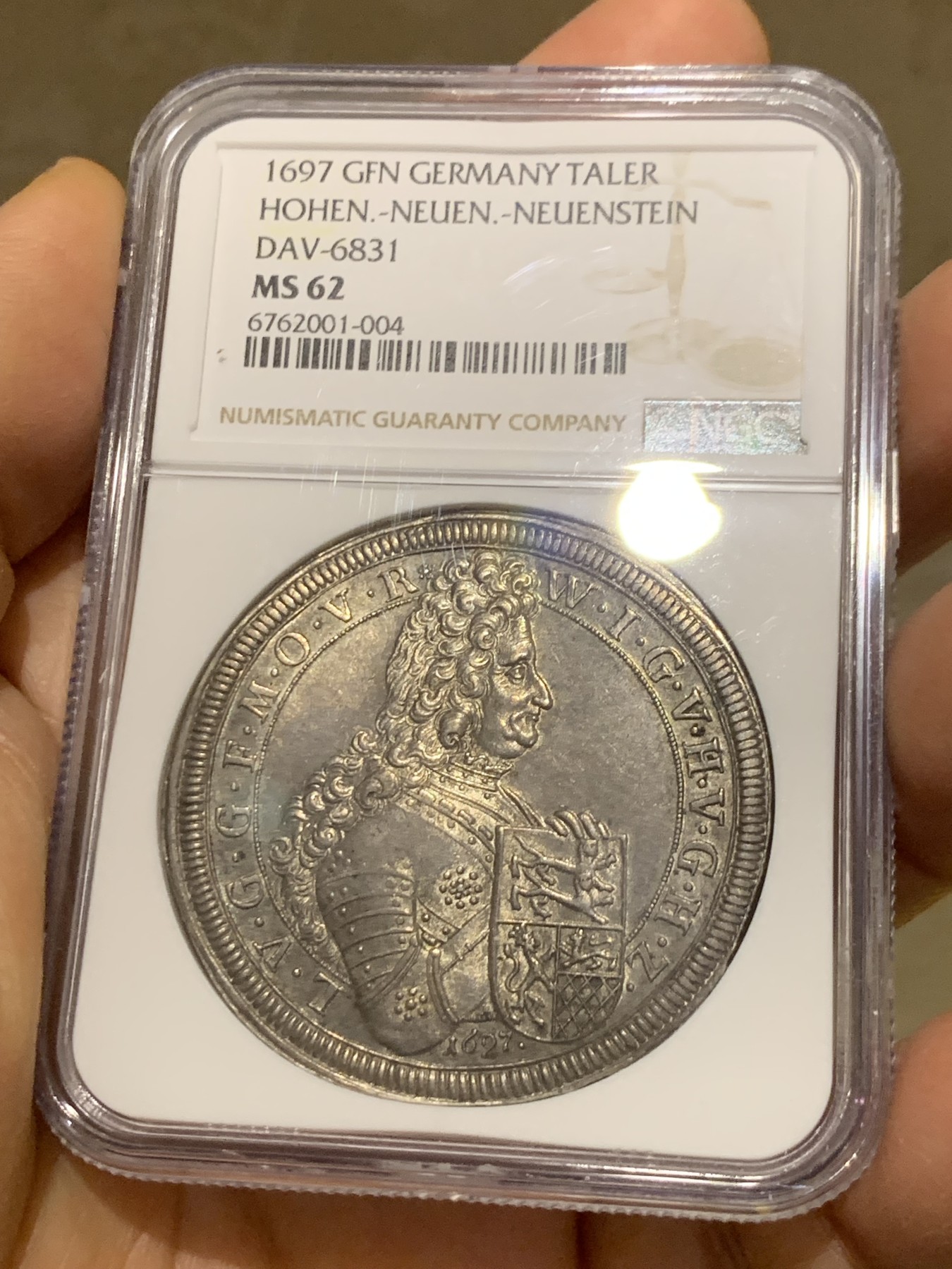 《竞宝斋》圣诞专辑  第一场  第227场 定制纪念章相赠 (全场顺丰包邮) NGC MS62 德国 霍恩洛厄 1697年 沃尔夫冈·朱利叶斯 骑士泰勒大银币 灰色带彩包浆 历经岁月状态却近乎完美 感觉低评了 昆克拍过一枚unc裸币 含佣金4000欧元成交