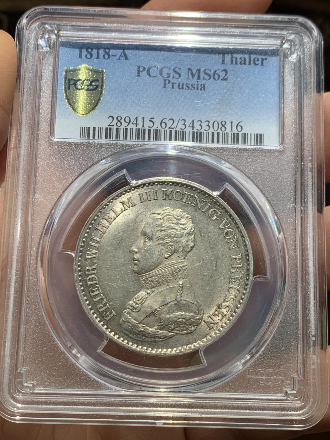 《竞宝斋》圣诞专辑  第一场  第227场 定制纪念章相赠 (全场顺丰包邮) PCGS-MS62 德国普鲁士 1818年A厂腓特烈威廉三世鹰炮泰勒银币 正反面细节均非常好，光度好，令人舒服的淡金色包浆，感觉低评