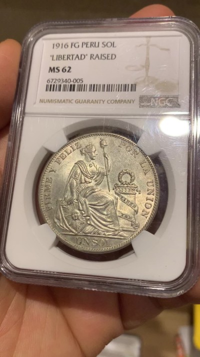《竞宝斋》圣诞专辑  第二场  第228场 定制纪念章相赠 (全场顺丰包邮) NGC MS62 秘鲁1916年坐人女神1索尔银币 原味沉淀包浆 白净底板 带转光 收藏佳品
