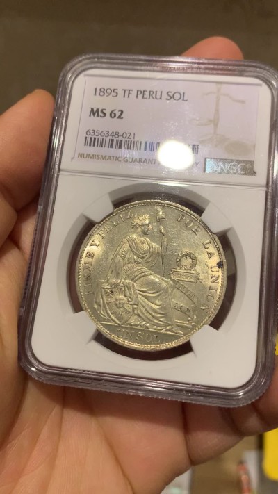 《竞宝斋》圣诞专辑  第二场  第228场 定制纪念章相赠 (全场顺丰包邮) NGC-MS62 秘鲁 1895年 1索尔 黄油光 大银币 相对早期年份 高银版 质感漂亮