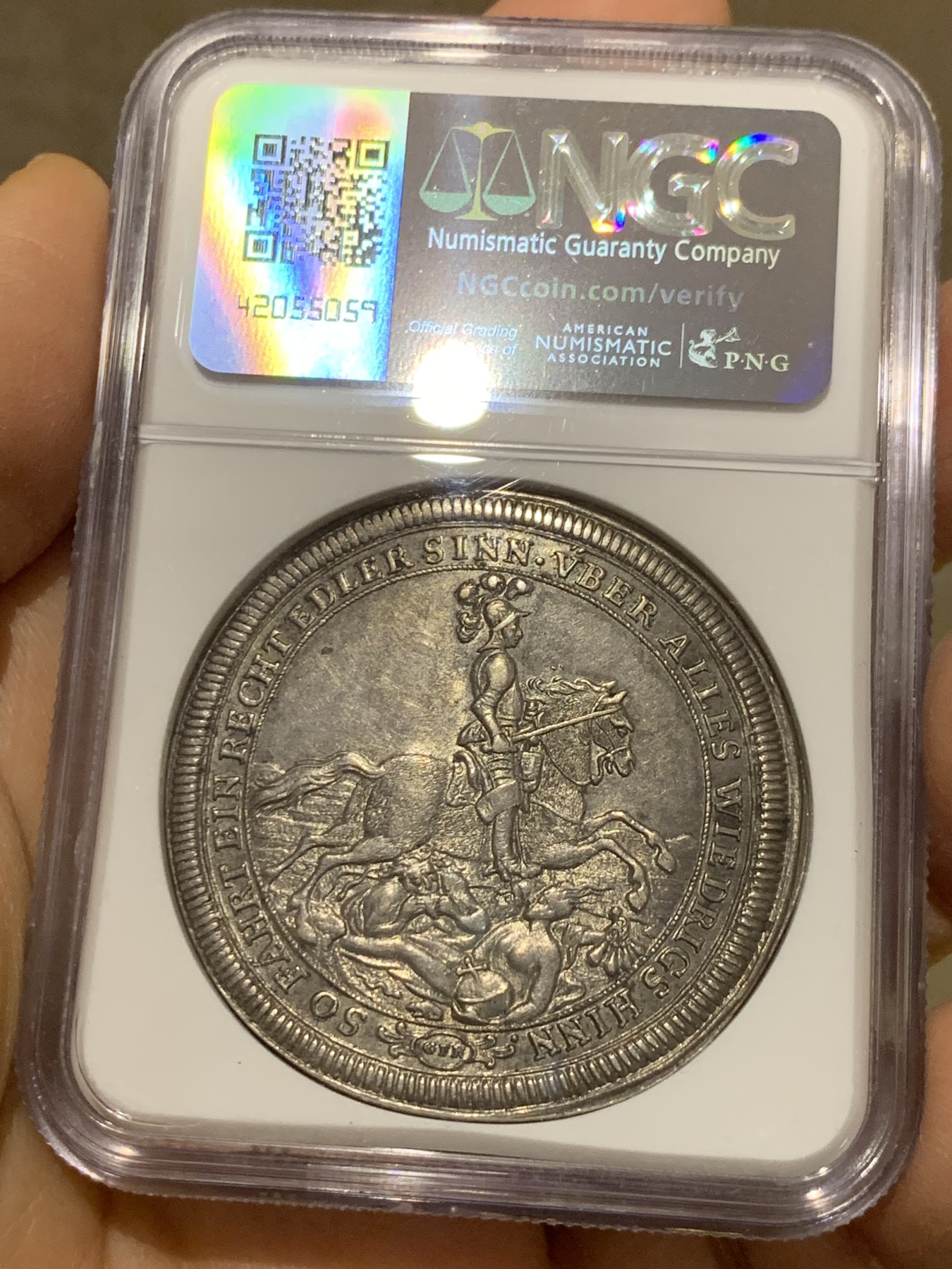 《竞宝斋》圣诞专辑  第一场  第227场 定制纪念章相赠 (全场顺丰包邮) NGC MS62 德国 霍恩洛厄 1697年 沃尔夫冈·朱利叶斯 骑士泰勒大银币 灰色带彩包浆 历经岁月状态却近乎完美 感觉低评了 昆克拍过一枚unc裸币 含佣金4000欧元成交