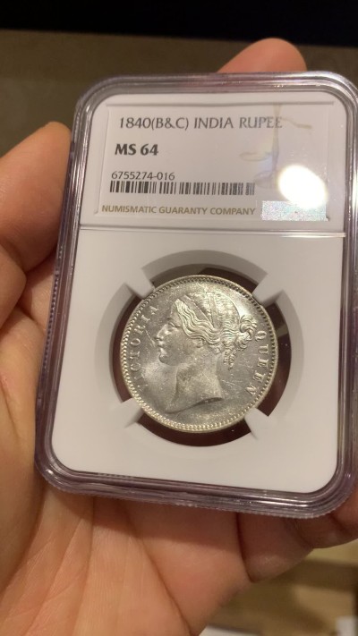 《竞宝斋》圣诞专辑  第一场  第227场 定制纪念章相赠 (全场顺丰包邮) NGC-MS64 东印度公司1840年维多利亚女王1卢比银币 这个品种的64分非常非常困难，即使批量送评也难见一二，对于喜欢小维头像的玩家来说不可错过。sbp成交价在700-1000刀