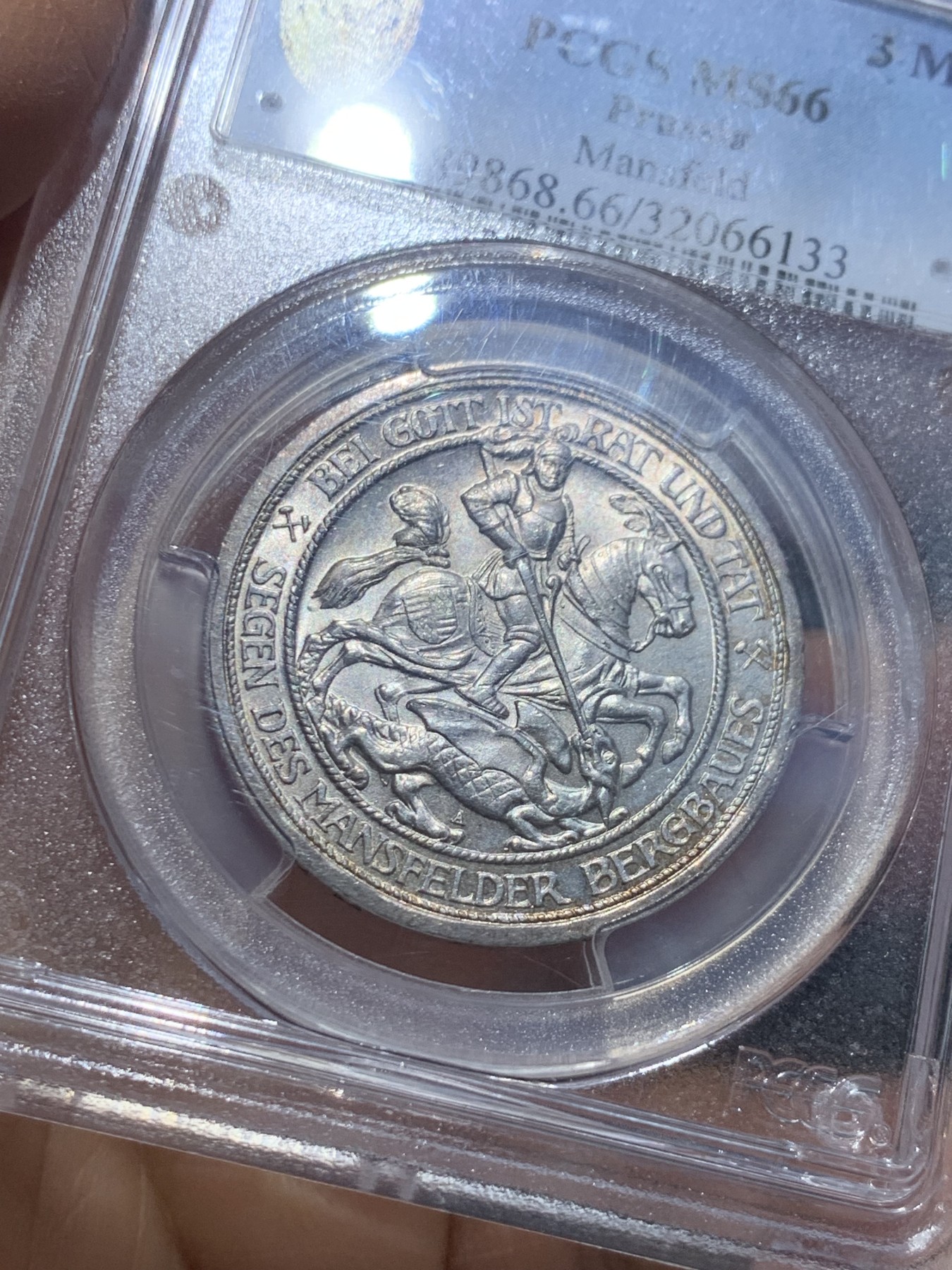 《竞宝斋》圣诞专辑  第一场  第227场 定制纪念章相赠 (全场顺丰包邮) PCGS-MS66 德国1915曼斯菲尔德屠龙3马克 银币 顶级状态 细节锐利 银光璀璨 背面盒子有小裂纹