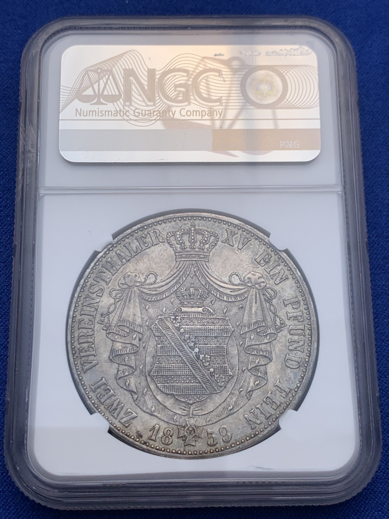 《竞宝斋》圣诞专辑  第一场  第227场 定制纪念章相赠 (全场顺丰包邮) NGC AU58 德国 1859 萨克森约翰五世2泰勒大银币 37克的大窗帘银币 原味包浆 底板光亮