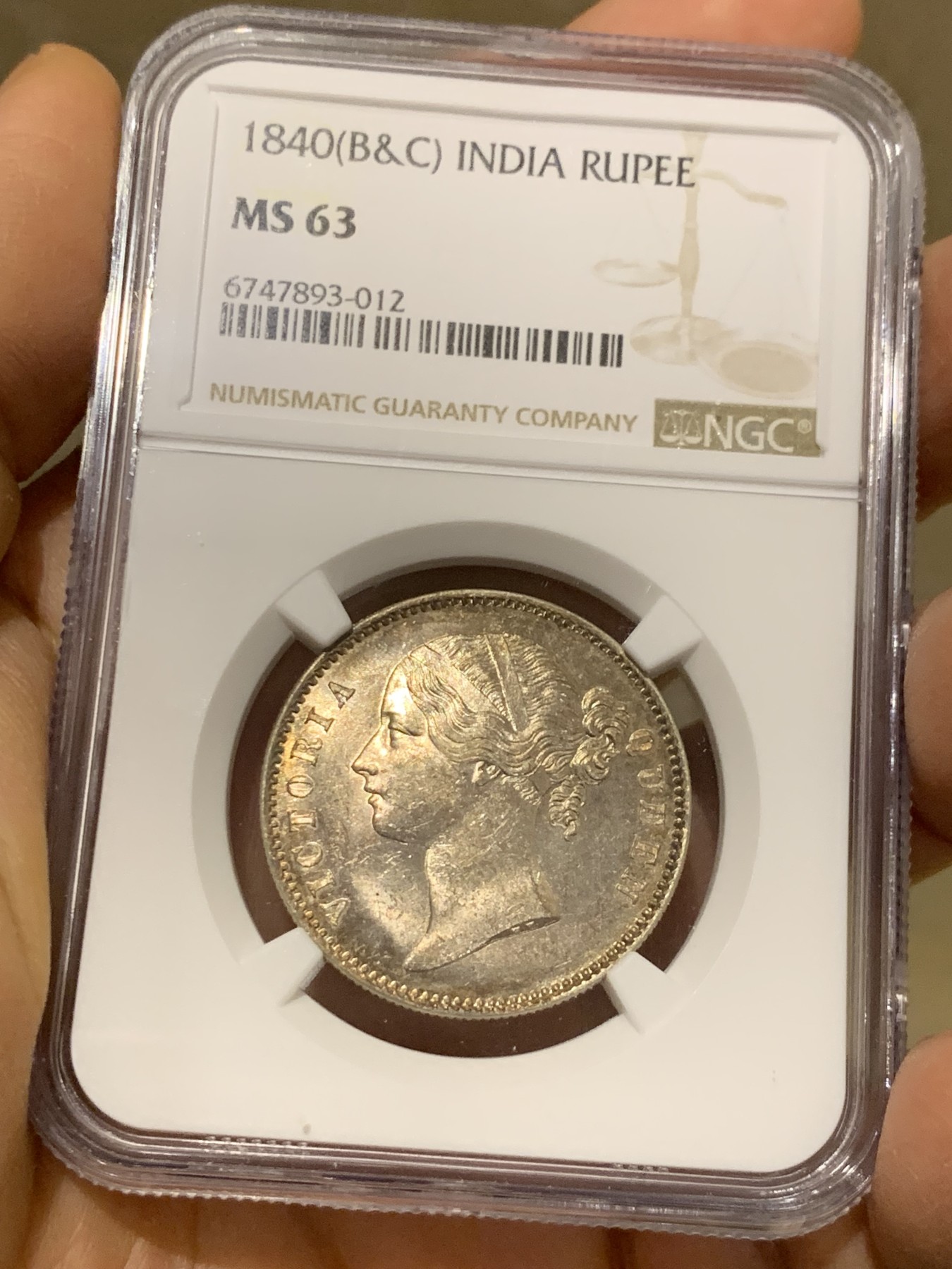 《竞宝斋》圣诞专辑  第一场  第227场 定制纪念章相赠 (全场顺丰包邮) NGC-MS63 东印度公司1840年维多利亚女王1卢比银币 正面略带黄油包浆，比白币要舒服的多，背面光韵更是流畅喜人。