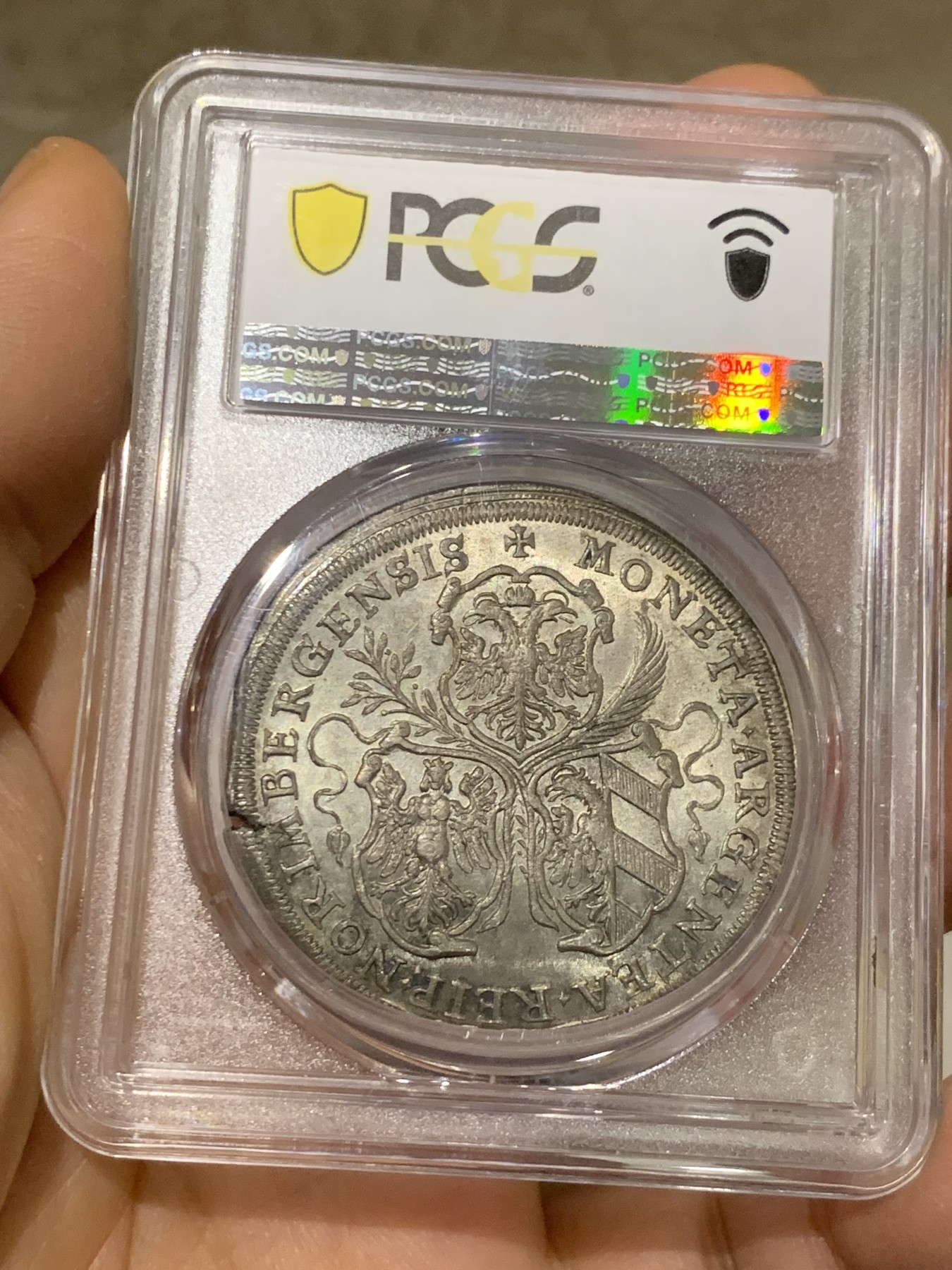 《竞宝斋》圣诞专辑  第一场  第227场 定制纪念章相赠 (全场顺丰包邮) 唯一冠军分 PCGS MS64 德国 1680年 纽伦堡 景观泰勒大银币  淡彩包浆 双面全深打 城市上空 希伯来文上帝之名 之前我拍过同系列一枚62分的3.3万成交 难得不可错过