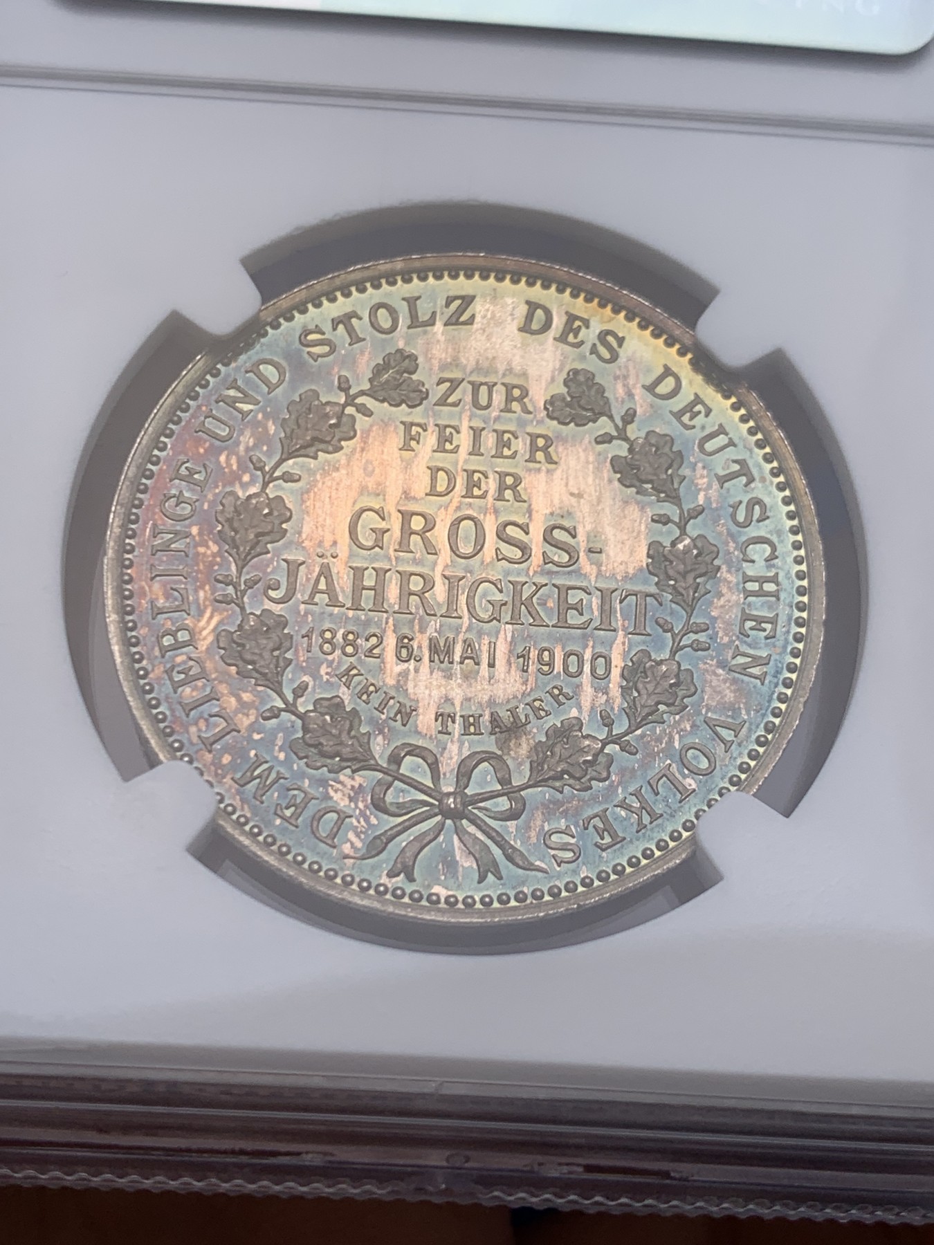 《竞宝斋》圣诞专辑  第一场  第227场 定制纪念章相赠 (全场顺丰包邮) NGC MS64PL 德国 1900 威廉二世成年纪念银章 背面记录了威廉二世的生日与成年的日期 非常有意义 底板反光太强烈 注意保护眼睛