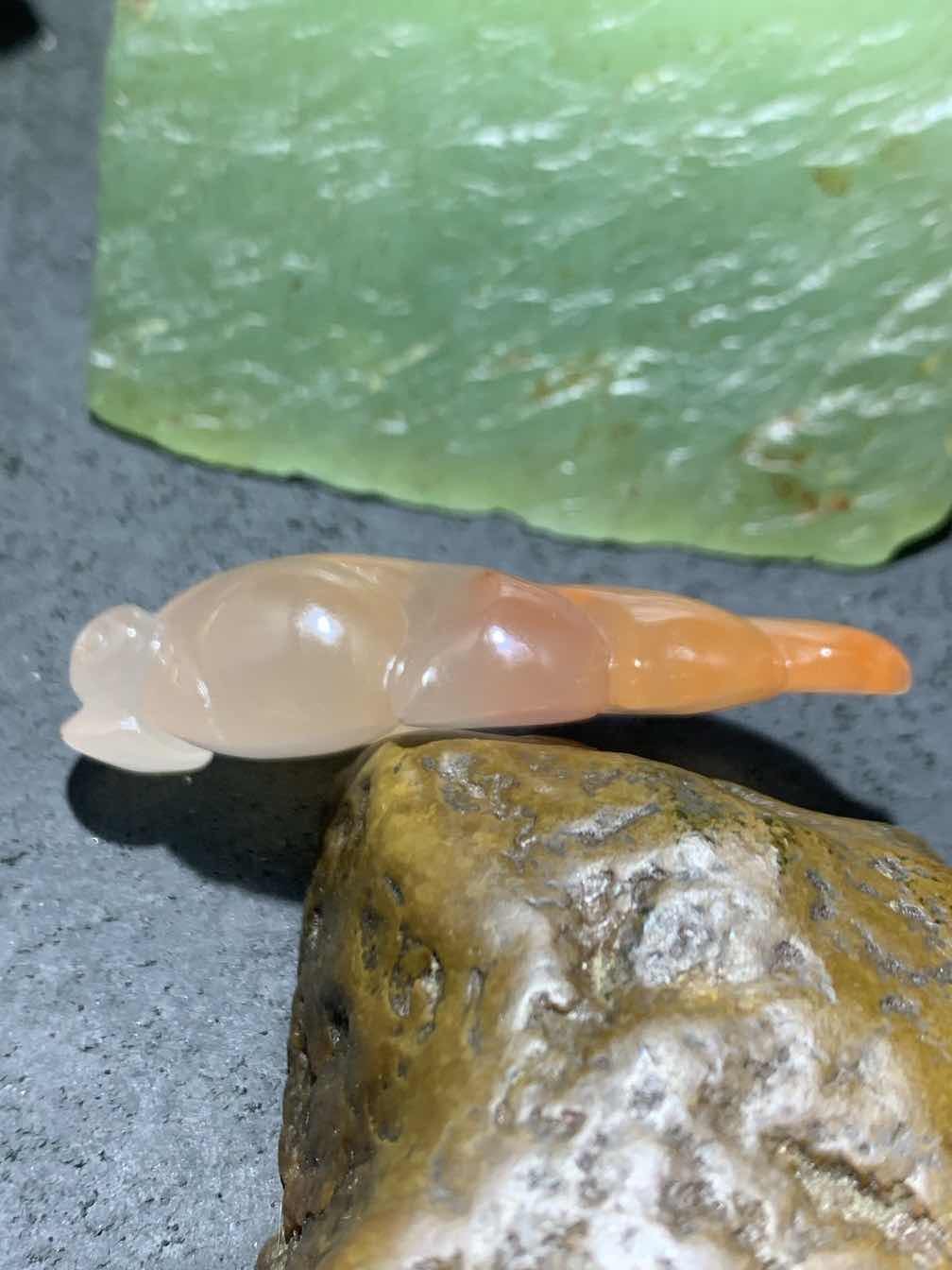 精美南红玛瑙荔枝冻飘火焰纹雕刻金鱼吊坠一个