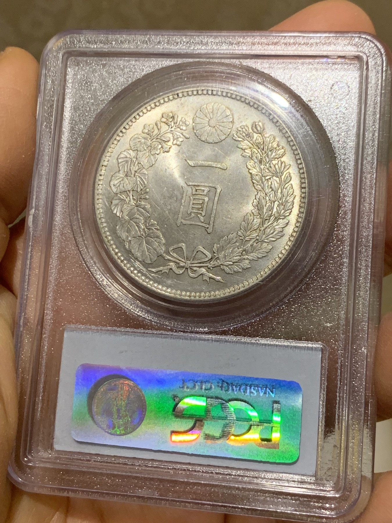 《竞宝斋》圣诞专辑  第一场  第227场 定制纪念章相赠 (全场顺丰包邮) PCGS-MS63 日本明治三十八年一元银币 PC老盒严评，底板丝滑，转光感十足