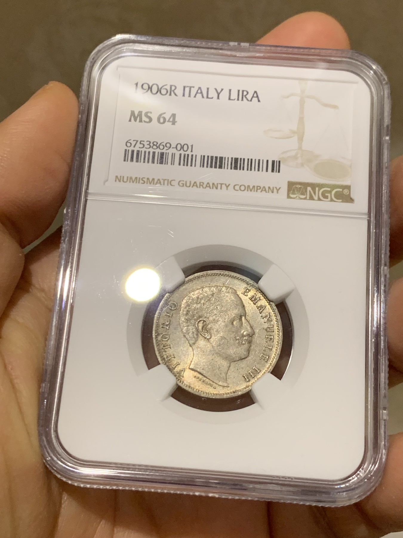 《竞宝斋》圣诞专辑  第一场  第227场 定制纪念章相赠 (全场顺丰包邮) NGC-MS64 意大利 1906年 鹰徽1里拉银币 灰黑色淡包浆 转光感与底板完美，难得好状态