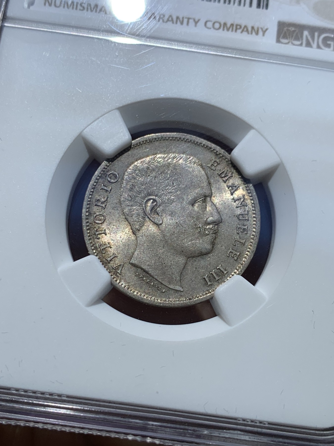 《竞宝斋》圣诞专辑  第一场  第227场 定制纪念章相赠 (全场顺丰包邮) NGC-MS64 意大利 1906年 鹰徽1里拉银币 灰黑色淡包浆 转光感与底板完美，难得好状态